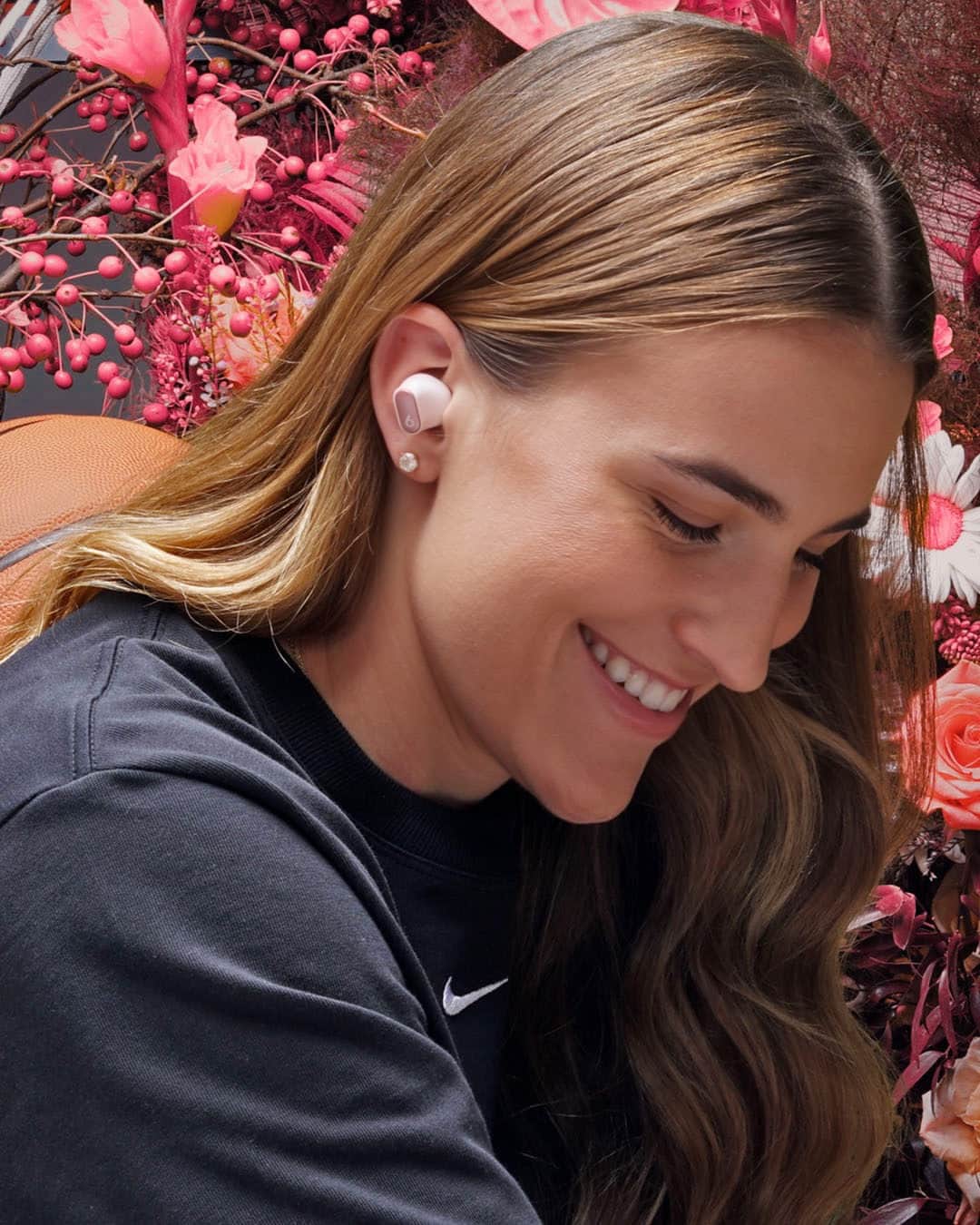 ビーツ・エレクトロニクスのインスタグラム：「Heaven looks like @sabrina_i and Cosmic Pink Beats Studio Buds + 🌹🌸🌺」