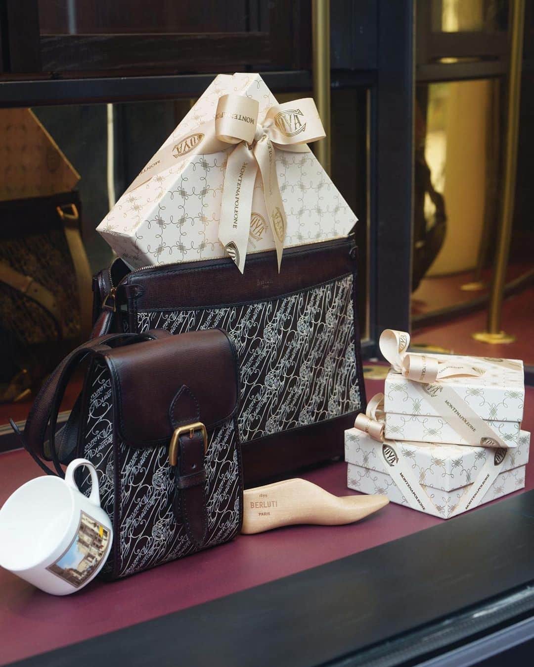 ベルルッティのインスタグラム：「- #BERLUTI PRESENTS THE COVA EXPERIENCE -   To celebrate the launch of the new Toile Marbeuf travel line this month, Berluti is teaming up with @pasticceriacova to propose a Parisian experience.  Traveling to Paris in time for fashion week and until October 3, the Berluti x Cova partnership finds a new iconic place at the French capital’s Rue du Pont Neuf café. This time around, Cova’s terrace decor features new customised Burgundy parasols inspired by Berluti’s Toile Marbeuf; the perfect background for a signature shoeshine service. Step inside to find out more…   Now available, for the duration of @parisfashionweek, at Pasticceria Cova Paris, 1 Rue du Pont Neuf.   Photography by @webstylestory  #BERLUTIxCOVA #BERLUTITOILEMARBEUF」