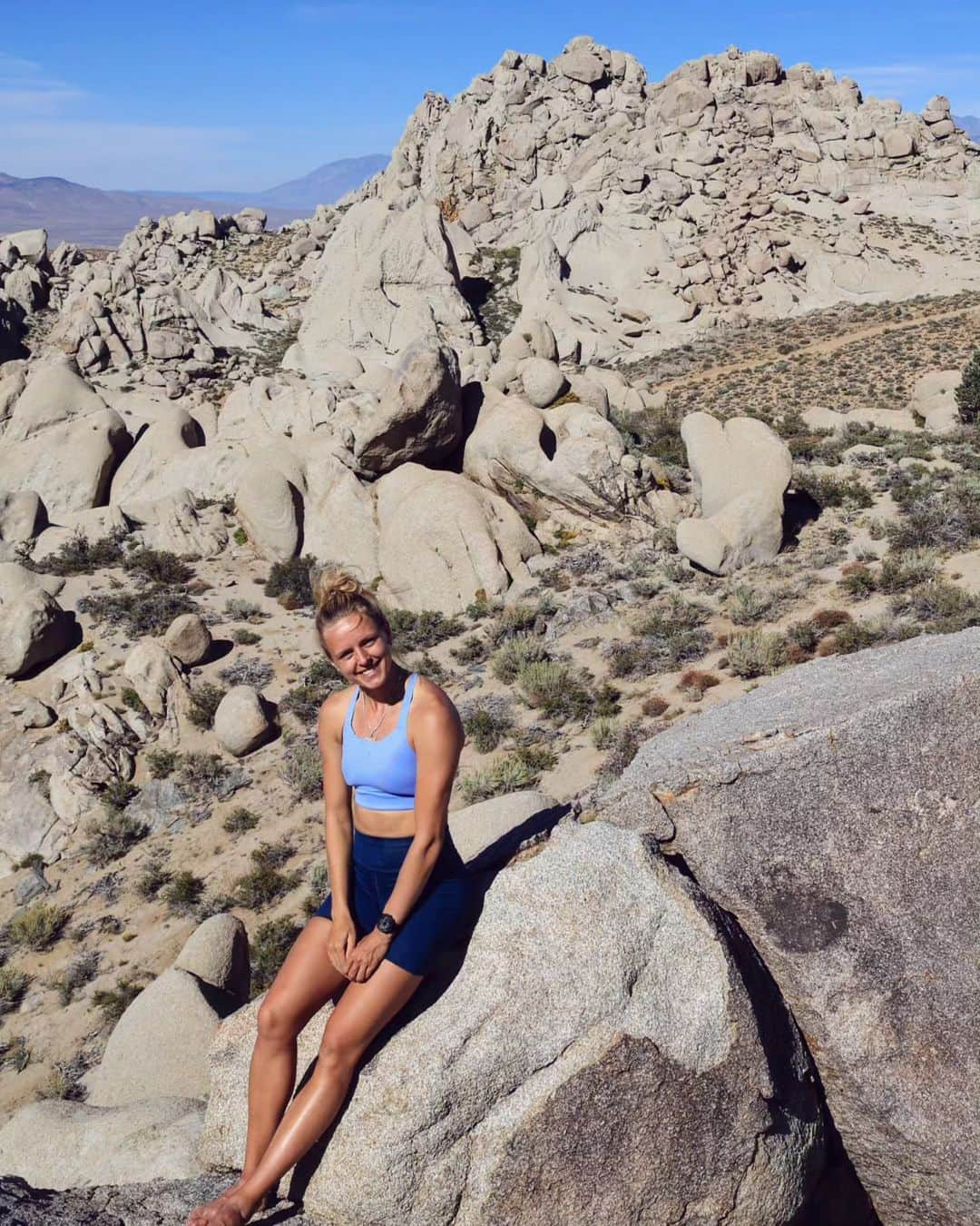 メッテ・グラスゴワールのインスタグラム：「Death valley var desværre lukket af grundet oversvømmelser. Så det blev til en masse søer, Alabama Hills og klatring istedet (bouldering) i de flotteste omgivelser! #usaroadtrip 🇺🇸」