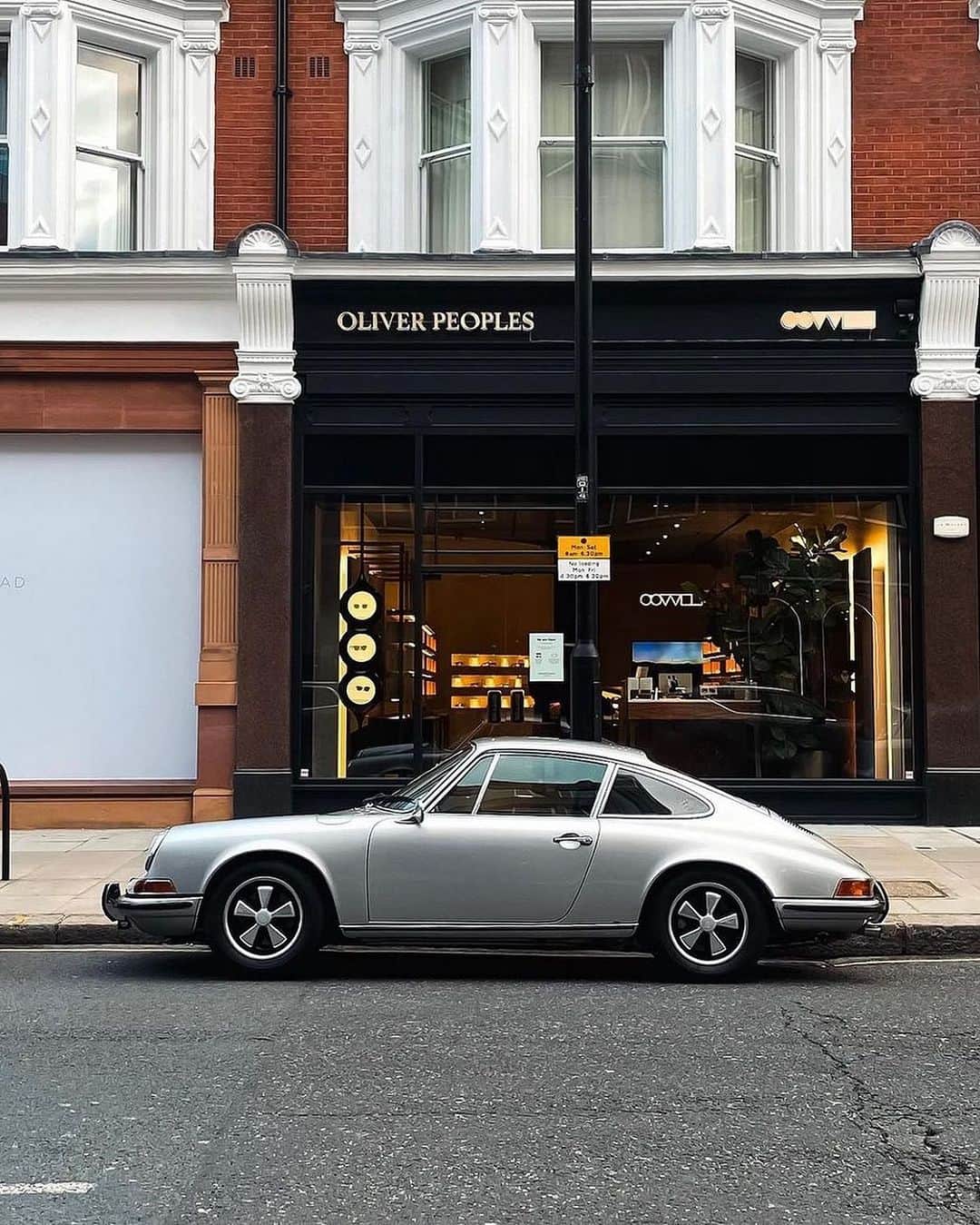 オリバーピープルズさんのインスタグラム写真 - (オリバーピープルズInstagram)「A microcosm of London's elegance and charm, Chelsea is a fitting location for the Oliver Peoples London boutique. Located at 151 Sloane Street.」9月28日 0時47分 - oliverpeoples