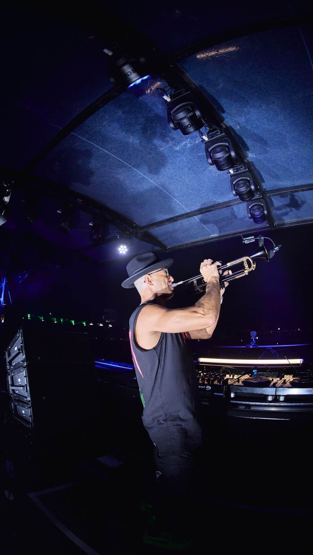 ルーカス・ポドルスキのインスタグラム：「Puh, wir sind immer noch verschwitzt - das war wild, Friends! @timmytrumpet , davon muss sich unser Herz lange erholen 🥹  #glücksgefühlefestival #ggfestival #2023 #hockenheimring #glücksgefühle #timmytrumpet」