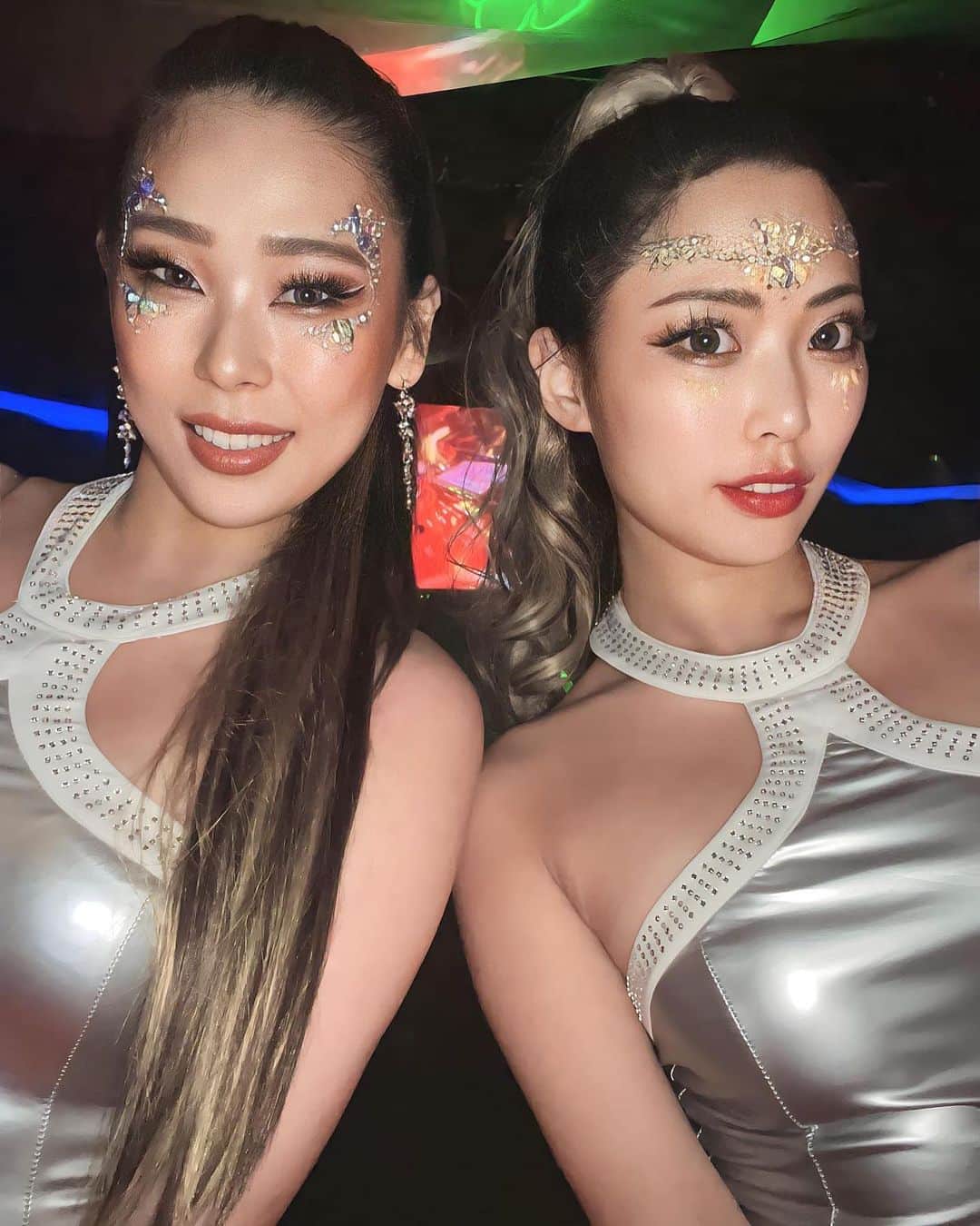 ゆずのインスタグラム：「全部可愛いから全部載せちゃう🥹💖💦 ウルトラのシャンパンガール二日間終えた夜にvizelでダンサーしたゆずとしおりです😉🩷 疲れたけど良い思い出👏🏻 . . ． #ダンサー#クラブ#クラブダンサー#シャンパンガール #gogodancer#champagnegirl#shibuya#shibuyaclub#clubdancer#japantokyo」