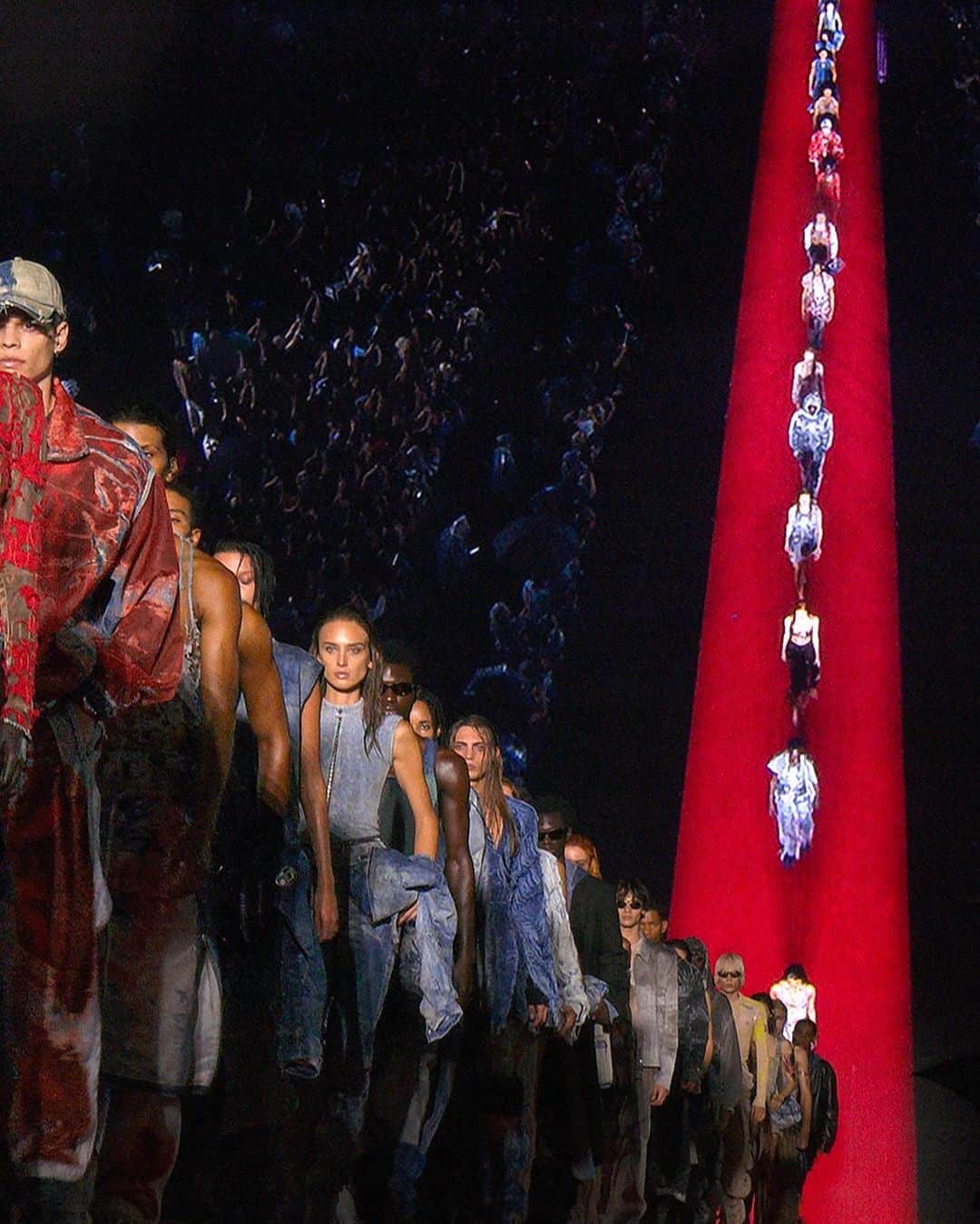 ディーゼルのインスタグラム：「Final cut.    A fashion mega-show within an 8-hour party for 7,000. A free, three-day film festival. The #DieselSS24 Runway Show was held at Via Valtellina 7, Milan, where a mega-catwalk lined with a red carpet was constructed in front of a gigantic 26 x 16 meter screen projecting the show as it happened. Drama ensued.    See all the looks at the link in bio.   #ForSuccessfulLiving」