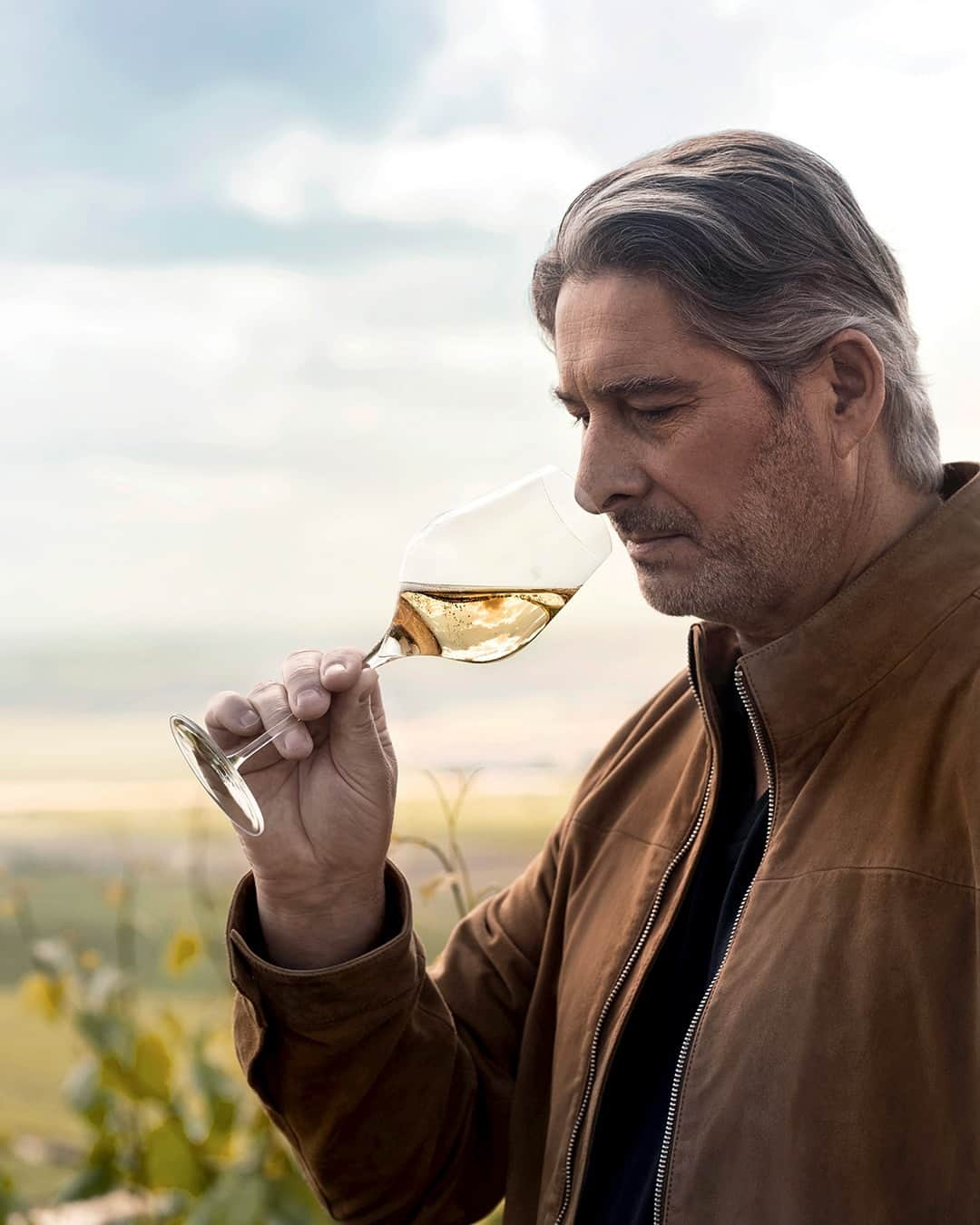 Moët & Chandon Officialのインスタグラム：「Grand Vintage 2015, Grand Vintage Collection 2006 and Grand Vintage Collection 1999, three Champagnes with a common story. A Tale of Light is a trilogy showcasing three distinct vintages chosen by Cellar Master Benoît Gouez to reflect the impact of different maturation periods of around seven, fifteen, and twenty-one years to narrate a story of the passage of time.⁣ ⁣ #GrandVintage #MoetChandon⁣ ⁣ This material is not intended to be viewed by persons under the legal alcohol drinking age or in countries with restrictions on advertising on alcoholic beverages. ENJOY MOËT RESPONSIBLY.」