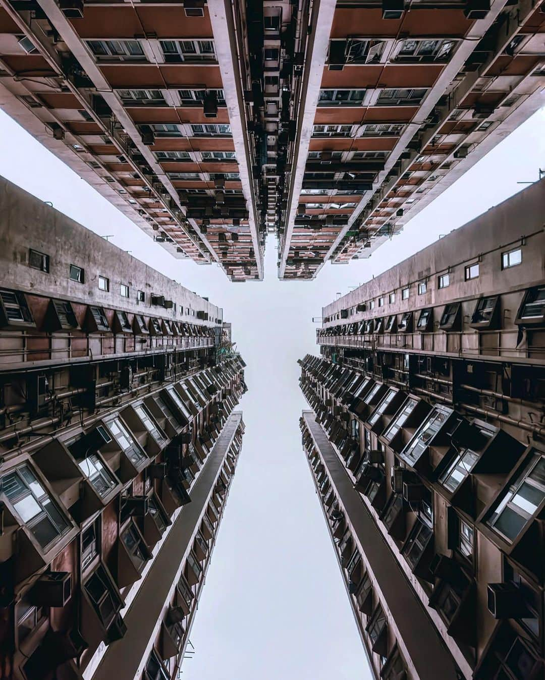 appleさんのインスタグラム写真 - (appleInstagram)「“I’m always hunting for unintentional symmetry.” #ShotoniPhone by Stephen W. @xcanadian」9月28日 1時00分 - apple