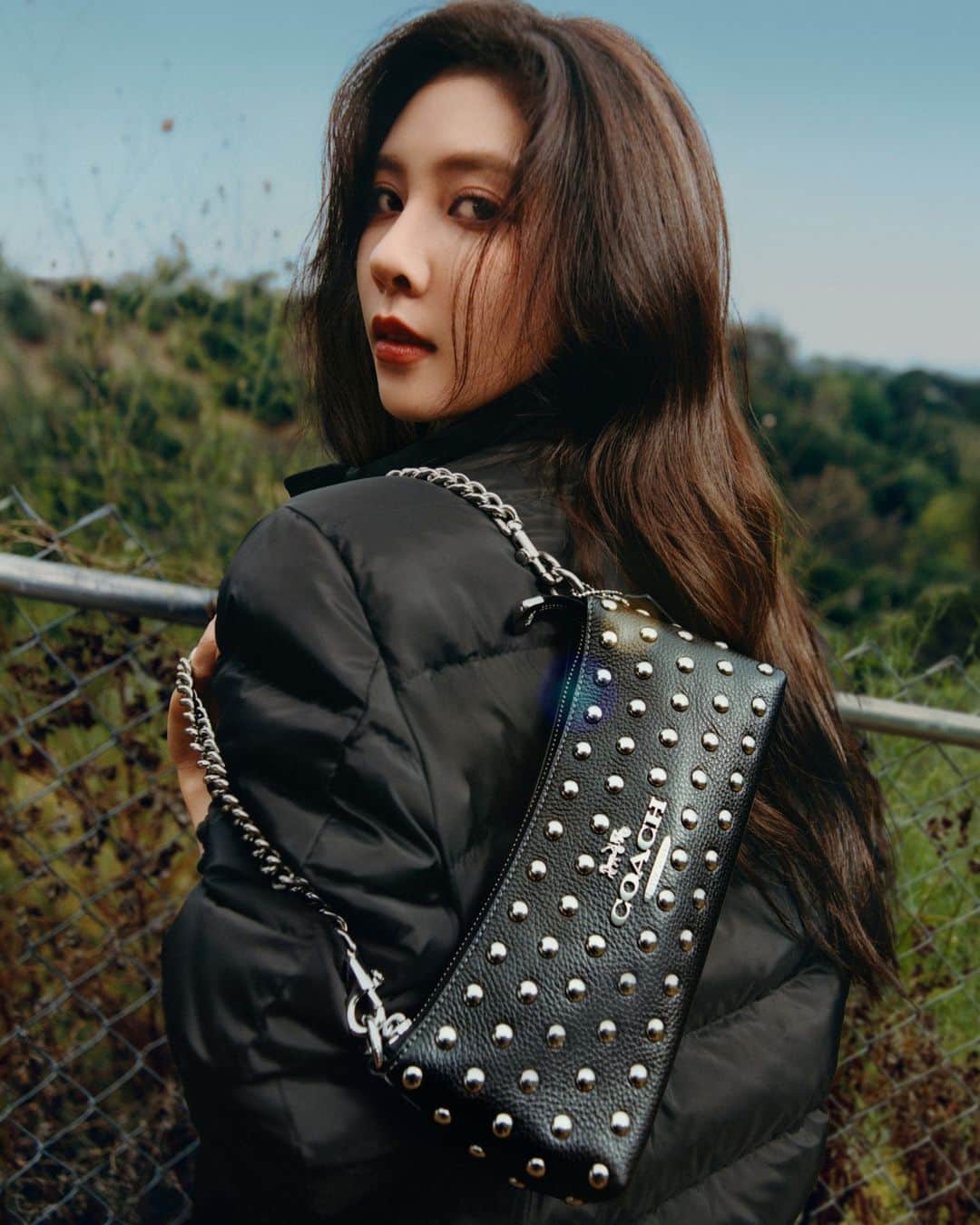 コーチのインスタグラム：「Pop quiz: you’re stanning this Charlotte bag for: A. The studs B. The shape C. The chain strap D. All of the above Answers below. ⬇️  #WearYourShine. Our Fall 2023 story is a call to resist your inner critic and show your most confident self.  Starring: #SongYanfei Photographer: @joshuawoods Stylist: @gabriellak_j Production design: Christian Stone Hair: @aprilschuller Makeup: @mahamimo1 Nails: @ronnajones  #CourageToBeReal #CoachOutlet」
