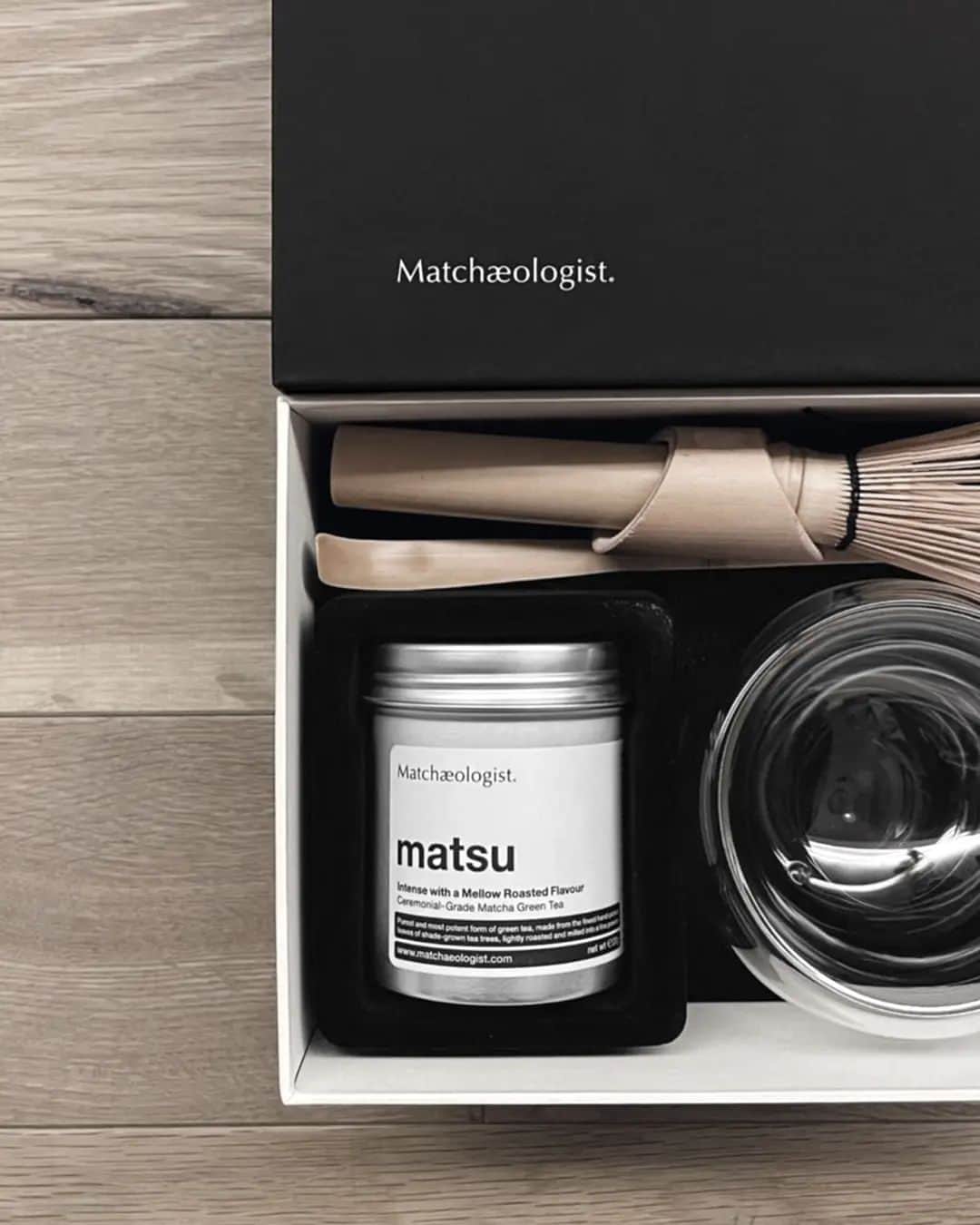 Matchæologist®のインスタグラム：「Healthy habits start with a cup of #Matcha! 🍵 Hands up if you’d love to have our 🌿 Matcha #BrewingKit to prepare your own matcha 🍵 every morning! 🌠(📷: @kokiota_jp) . It’s the perfect time to focus on yourself and create a daily routine that will help you live a healthier and more productive life 🍵. . Our signature Matsu™ artisanal matcha is perfect for your daily #MatchaRitual. When paired with a selected assortment of handcrafted matcha-ware products, it couldn’t be simpler to embark on a fascinating journey into the world 🌎 of matcha. . 👉 Click the link in our bio @Matchaeologist to find out more. . Matchæologist® #Matchaeologist Matchaeologist.com」