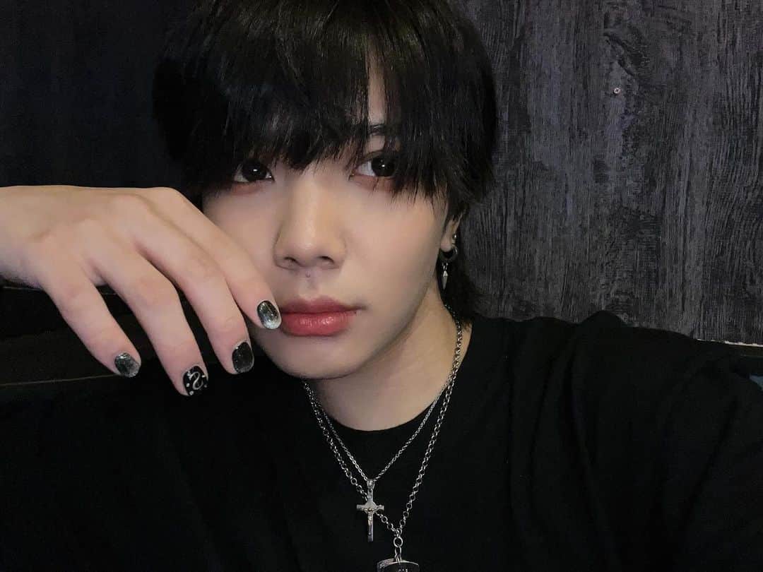 大久保晃成のインスタグラム：「この間人生初めてのジェルネイルをして来ました💅  今回は普通のジェルネイルではなくチタネイルと言うものを試させて頂きました🥹  マニキュアしか塗って来なかった自分からすると爪をあちこちぶつけてしまってもボロボロにならなくて神です😂 これはチタネイルを塗ったおかげで通常よりも剥がれにくく、更に爪をしっかりと保護しながらジェルネイルを塗れるそうです🧑‍🏫  皆さんもぜひチタネイル‼️ やってみて下さいね😁  💅 @eica_flava 様   @titanail.official   #大久保晃成 #メンズアイドル #チタネイル #titanail #メンズネイル」