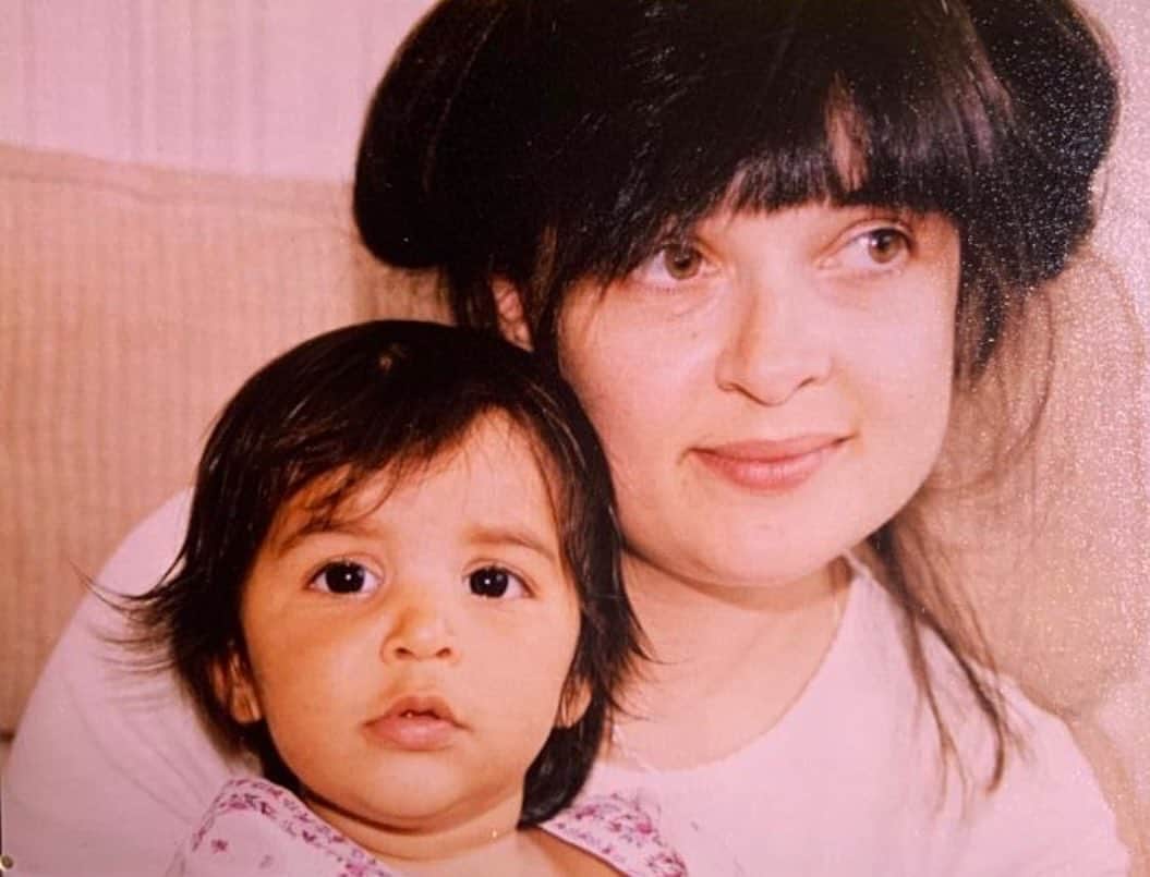 ハンナ・シモンのインスタグラム：「Happy birthday to the woman who carried off bangs effortlessly and kick started my lifelong obsession with them. Oh and life. She gave me life. Forever grateful for both 💇🏽‍♀️ 🤱🏽❤️」
