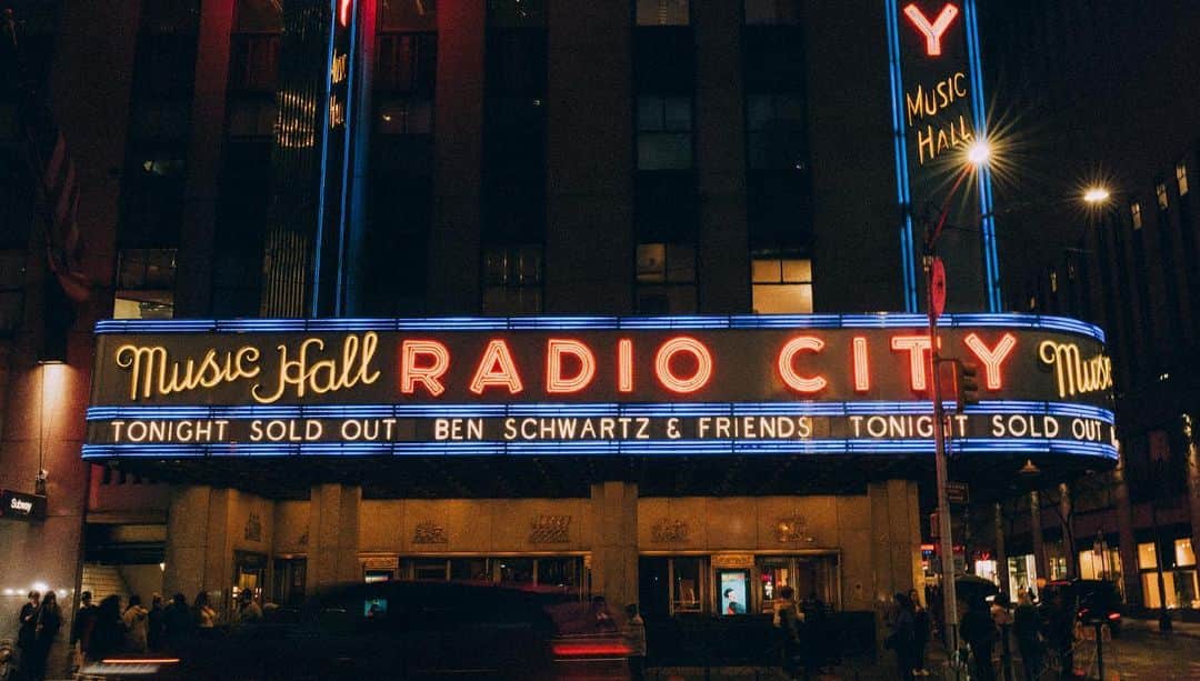ベン・シュワルツのインスタグラム：「It still doesn’t quite feel real but we did it. Ben Schwartz & Friends, an improv show that I started 14 years ago (originally named Snowpants), performed at Radio City Music Hall. It was the first ever improv show to headline that theatre. We made up a show on the spot for 6000 people. Such an incredible night. Thank you to 3 of the greatest improvisers in the world @drewtarver @captdope & @jessjessmckenna for joining me and absolutely crushing that stage. Thank you to the kind and talented @davidhjacobson for taking photos and documenting the night. And thank you to every single person who was in that audience. Means so much to me that all of you showed up. I’ll never forget it. All this for some make ‘em ups. ❤️」