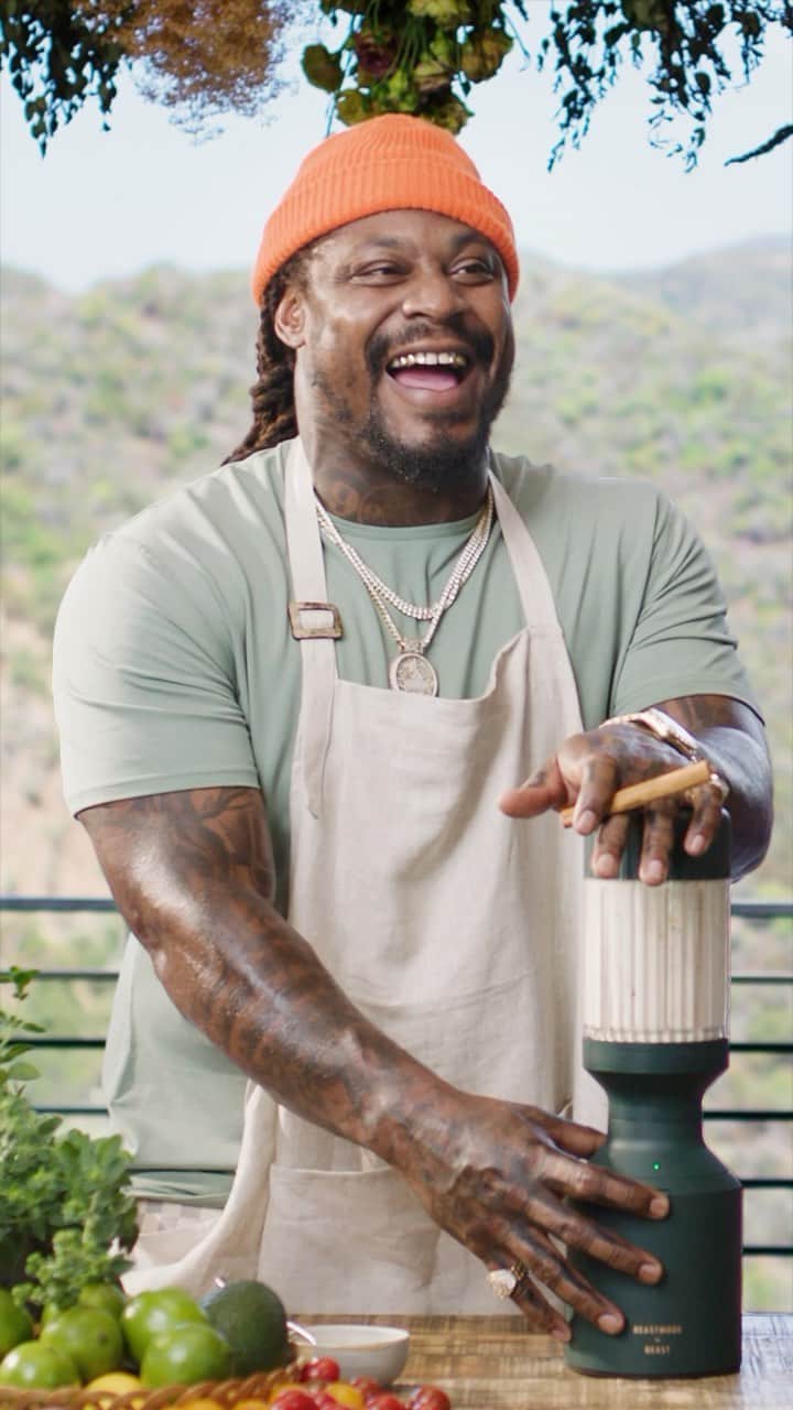 マーショーン・リンチのインスタグラム：「The Beastmode Blender never met a veggie it couldn’t blend. Don’t fumble your health.  Learn more at the link in our bio.」