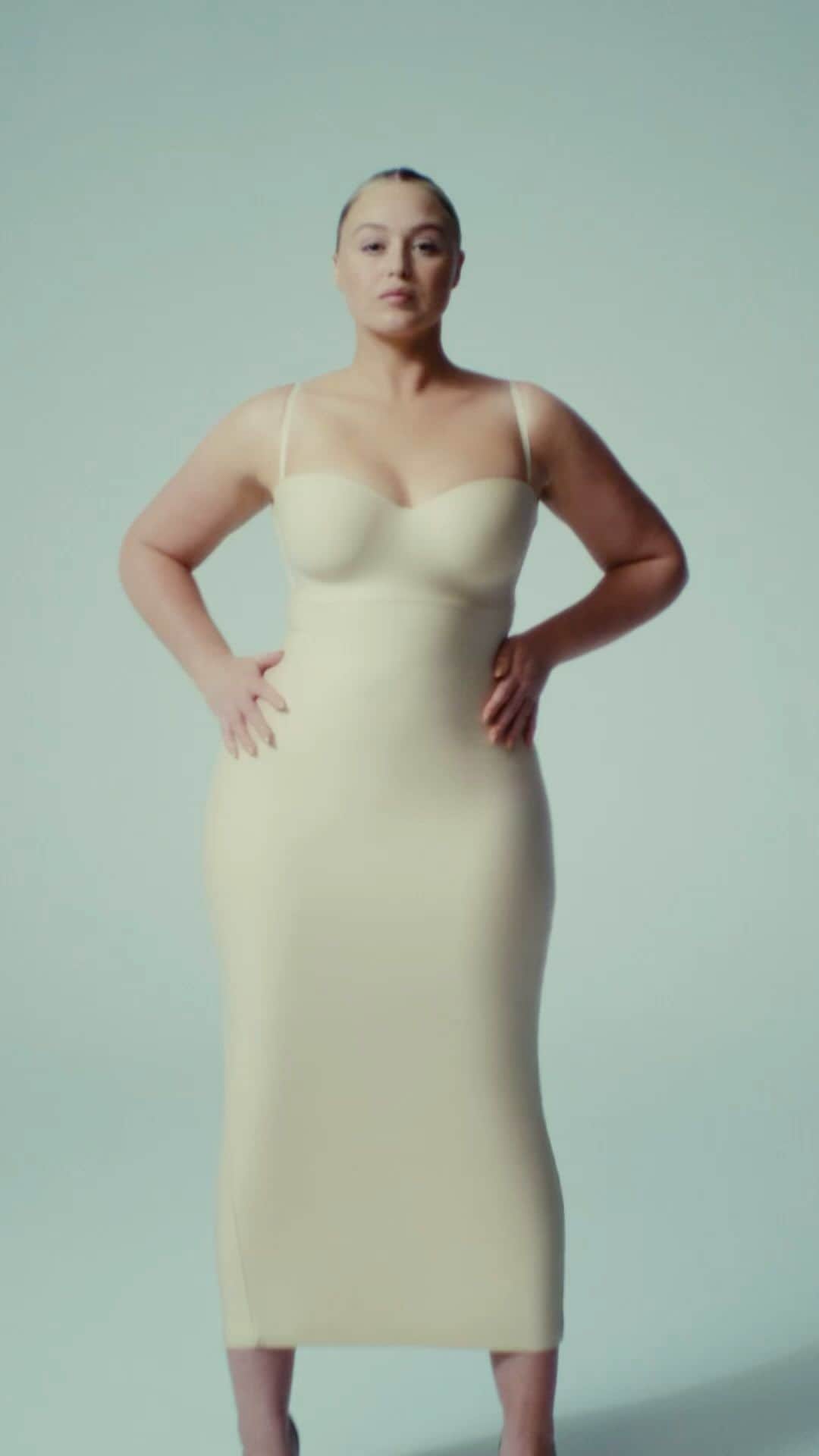 イスクラ・ローレンスのインスタグラム：「This has been on my vision board for so long…I can finally reveal I’m part of the @skims Body campaign!!🤯   The way this collection hugged my curves and felt like butter I’m truly obsessed. And getting to shoot with such an iconic and talented team was everything🔥 Be sure to check it out @SKIMS Body dropping Friday, September 29 at 9AM PST #SKIMSpartner」