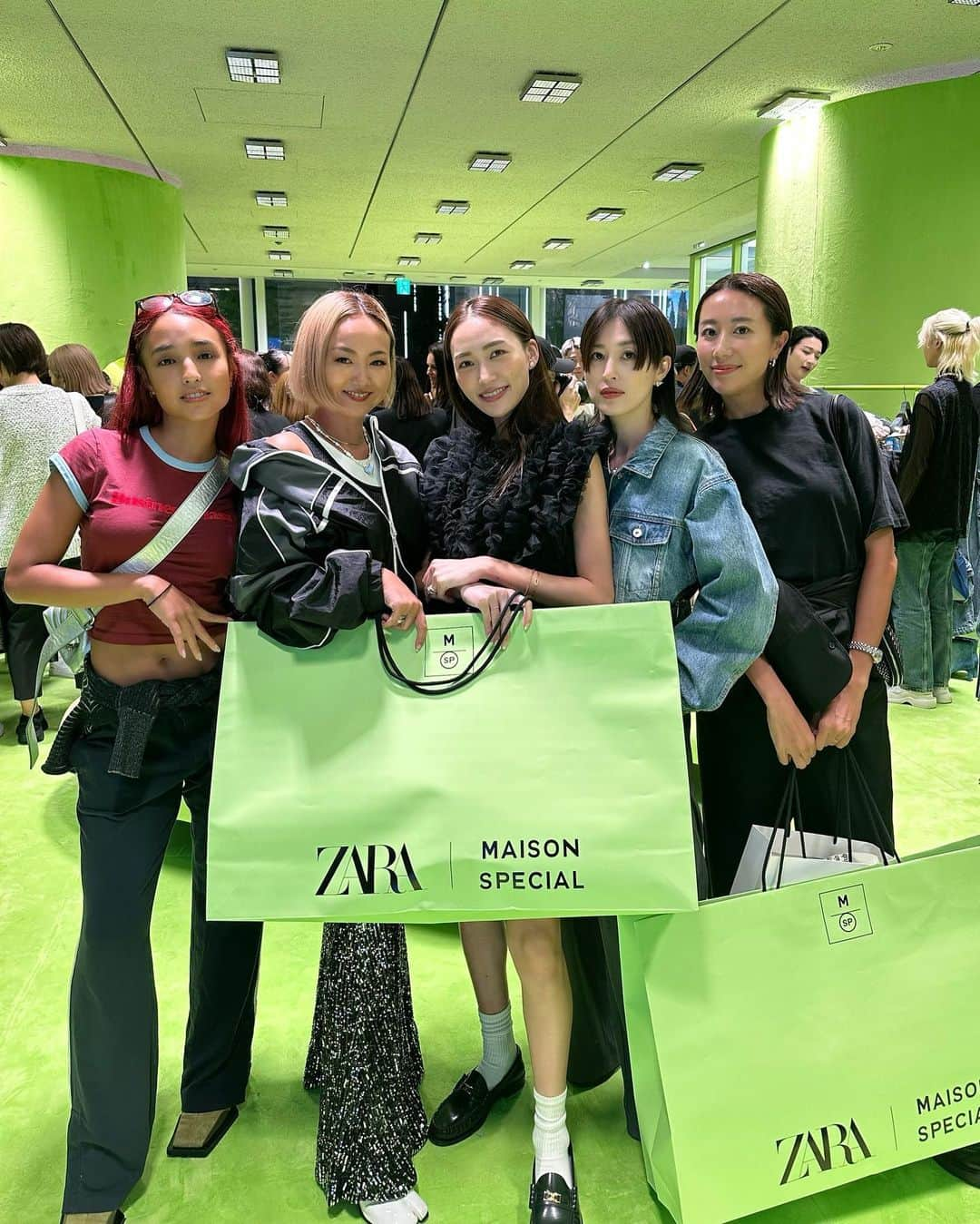 亜弥さんのインスタグラム写真 - (亜弥Instagram)「𝗠𝗔𝗜𝗦𝗢𝗡 𝗦𝗣𝗘𝗖𝗜𝗔𝗟× 𝐙𝐀𝐑𝐀 @zara の日本上陸25周年を記念したコラボ💚💚💚  ひと足先にレセプションに行ってきました🕊️ 子供服もあるのが嬉しい💚 ERAさんにPINKのニットをGet🩷  オンラインでは、9月28日(木)0時〜販売開始だよ💚 🇯🇵🇨🇳🇰🇷🇹🇼🇭🇰☜のこちらの国でも発売スタートみたい🤩凄っ！ @maisonspecial_women  @maisonspecial_men  @zara @zarakids   #maisonspecial  #zara #日本のブランド初のコラボ #メゾンスペシャル #ザラ #最近よく会う面子」9月28日 1時08分 - _ayaaa19_