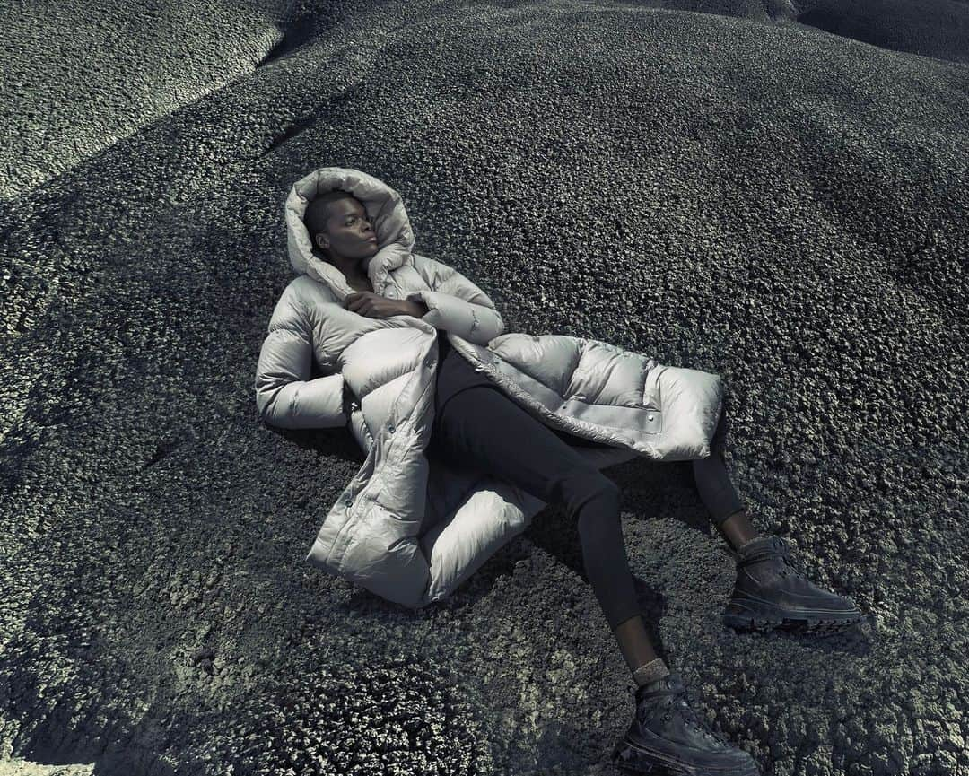 カナダグースのインスタグラム：「#LiveInTheOpen with Sheila Atim. The actor, musician, writer & composer is in her element out on the rock flats of New Mexico wearing our FW23 collection. “Knowing some of the pressure and the force that the Earth is capable of, it gives me a deep respect of forces that are larger than myself.”   Photography: @annieleibovitz Stylist: @natasharoyt Hair: @milesjeffrieshair Skin/Makeup: @jamesmolloymakeupartist Production: @annasabatini_ Production Coordinator: kmacnyc Videography: @barbaraleibovitzhellman Set Design: @maryhoward_setdesign  Talent: @sophiedarlingtondop @sheilaatim @kimberlyjnewell」