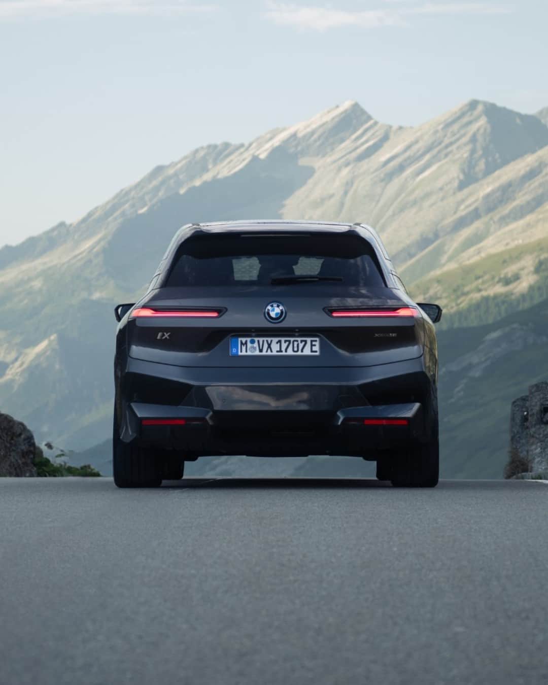 BMWさんのインスタグラム写真 - (BMWInstagram)「Mountain peaks and the open road at your feet 🏔️⚡️ 📸: @lumafoto #BMWRepost   The BMW iX. #THEiX #BMW #BornElectric #BMWElectric #ElectricVehicle #ElectricCar #ZeroEmissions #eMobility __ BMW iX xDrive50: Combined power consumption: 22.6–19.7 kWh/100 km. Combined CO2 emissions: 0 g/km. Electric range: 550–630 kilometers. All data according to WLTP. Further info: www.bmw.com/disclaimer」9月28日 1時11分 - bmw