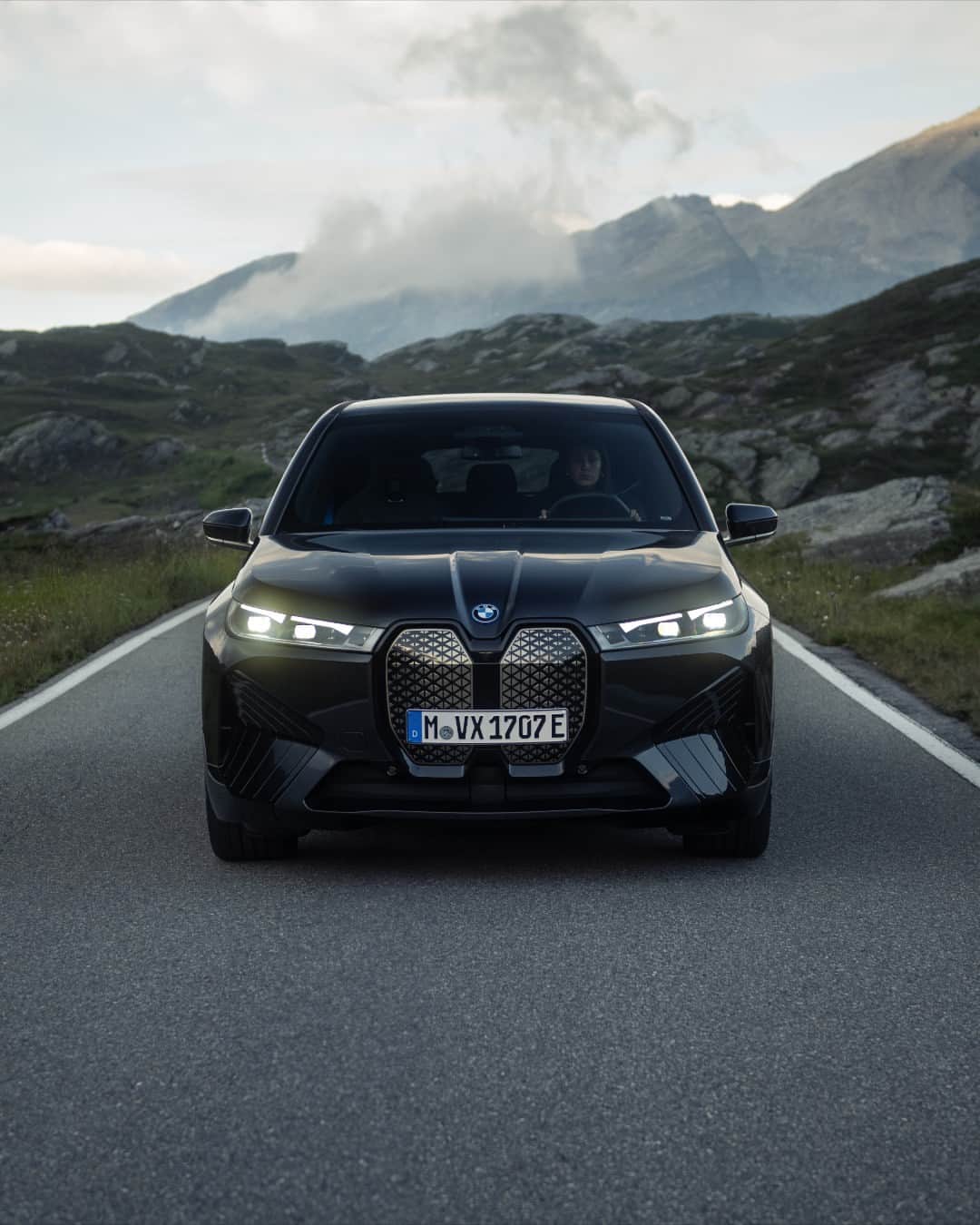 BMWさんのインスタグラム写真 - (BMWInstagram)「Mountain peaks and the open road at your feet 🏔️⚡️ 📸: @lumafoto #BMWRepost   The BMW iX. #THEiX #BMW #BornElectric #BMWElectric #ElectricVehicle #ElectricCar #ZeroEmissions #eMobility __ BMW iX xDrive50: Combined power consumption: 22.6–19.7 kWh/100 km. Combined CO2 emissions: 0 g/km. Electric range: 550–630 kilometers. All data according to WLTP. Further info: www.bmw.com/disclaimer」9月28日 1時11分 - bmw
