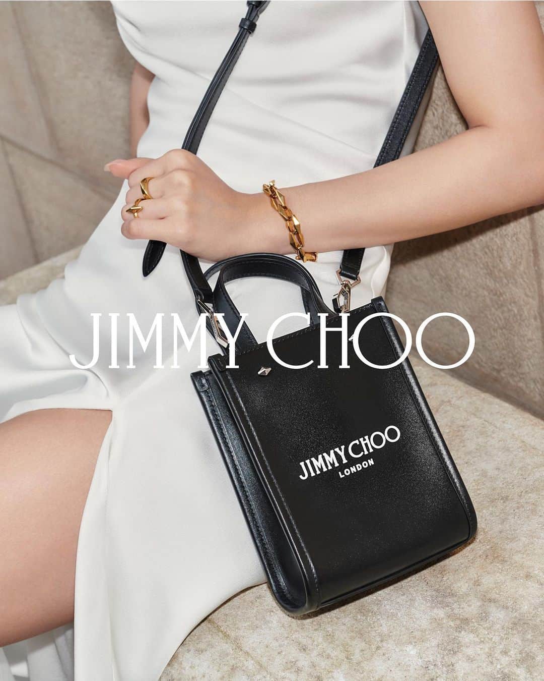 Jimmy Chooのインスタグラム：「Timeless pieces you can wear on repeat - including the Jimmy Choo London mini tote #JimmyChoo」