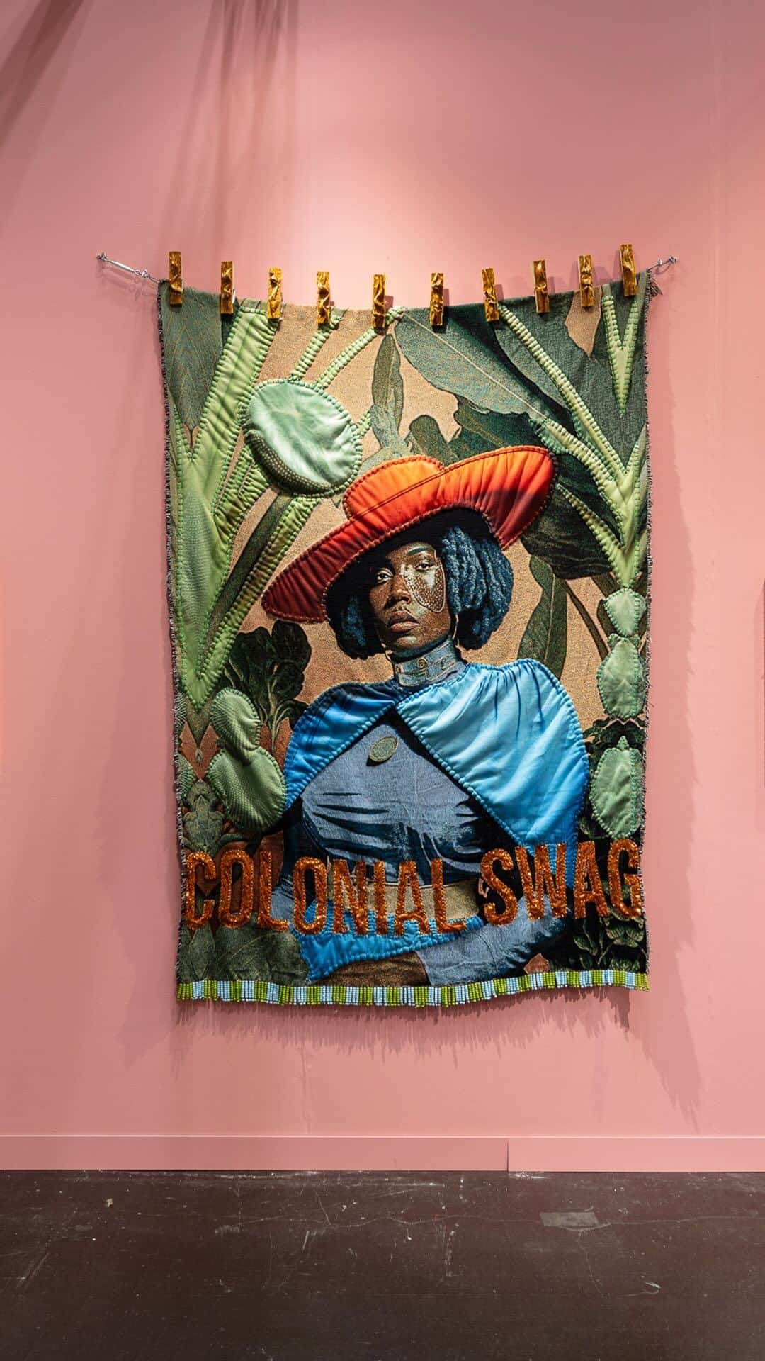 Juxtapoz Magazineのインスタグラム：「The new @radiojuxtapoz podcast: @aprilbey_   🎧🎧 in bio 🎧🎧  After a standout booth with @terngallery at Armory, we speak with the Bahamas-born, Los Angeles-based artist, teacher, activist on all things Atlantica, waking up early and the joy of making.  The pod is hosted by @douggillen and @epricco」