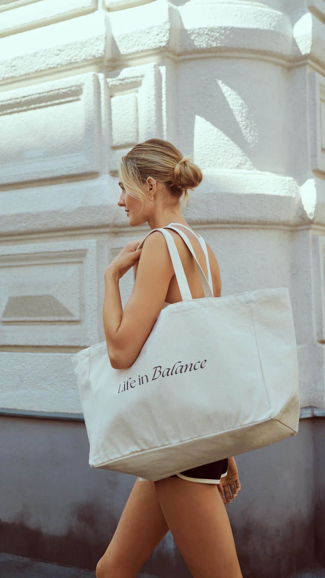 サンヌ・ヴロートのインスタグラム：「Friends, our first Soul Sync Body goodies are finally here!  Introducing the Life in Balance Extra Large Tote Bag. I’ve been using this bag day in and day out for months, and I’m so excited to share it with all of you. I bring it with me on all my travels, farmers market and to the gym!   SO excited to hear what you guys think! x  P.S. Our products are available on our shop for anyone to purchase even if you’re not a SSB member! FREE shipping on domestic orders over $100!  Head to https://www.soulsyncbody.com/shop 🤍」