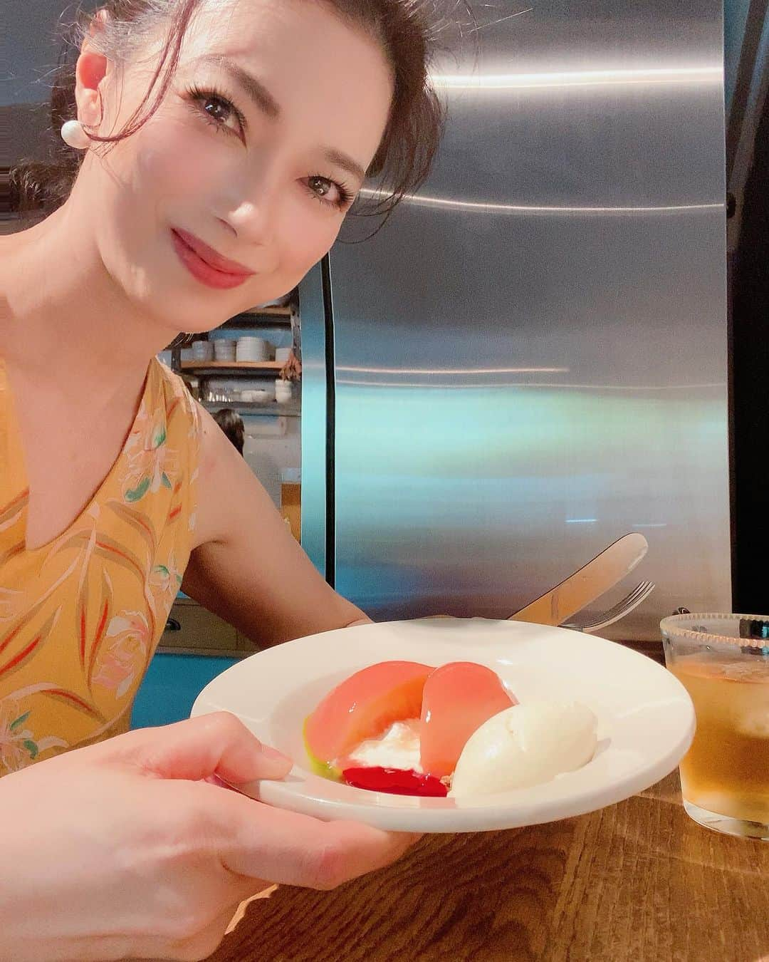 小柳津真由美さんのインスタグラム写真 - (小柳津真由美Instagram)「表参道　根津美術館前にある DOWN THE STAIRSの ひんやりスイーツ ピーチメルパ🍑  見た目も可愛いスイーツでした💕  #甘い物大好き #甘い物好きな人と繋がりたい  #ピーチメルパ #表参道カフェ #doxnthestairs #小柳津真由美 #桃のスイーツ」9月28日 1時19分 - mayumioyaizu