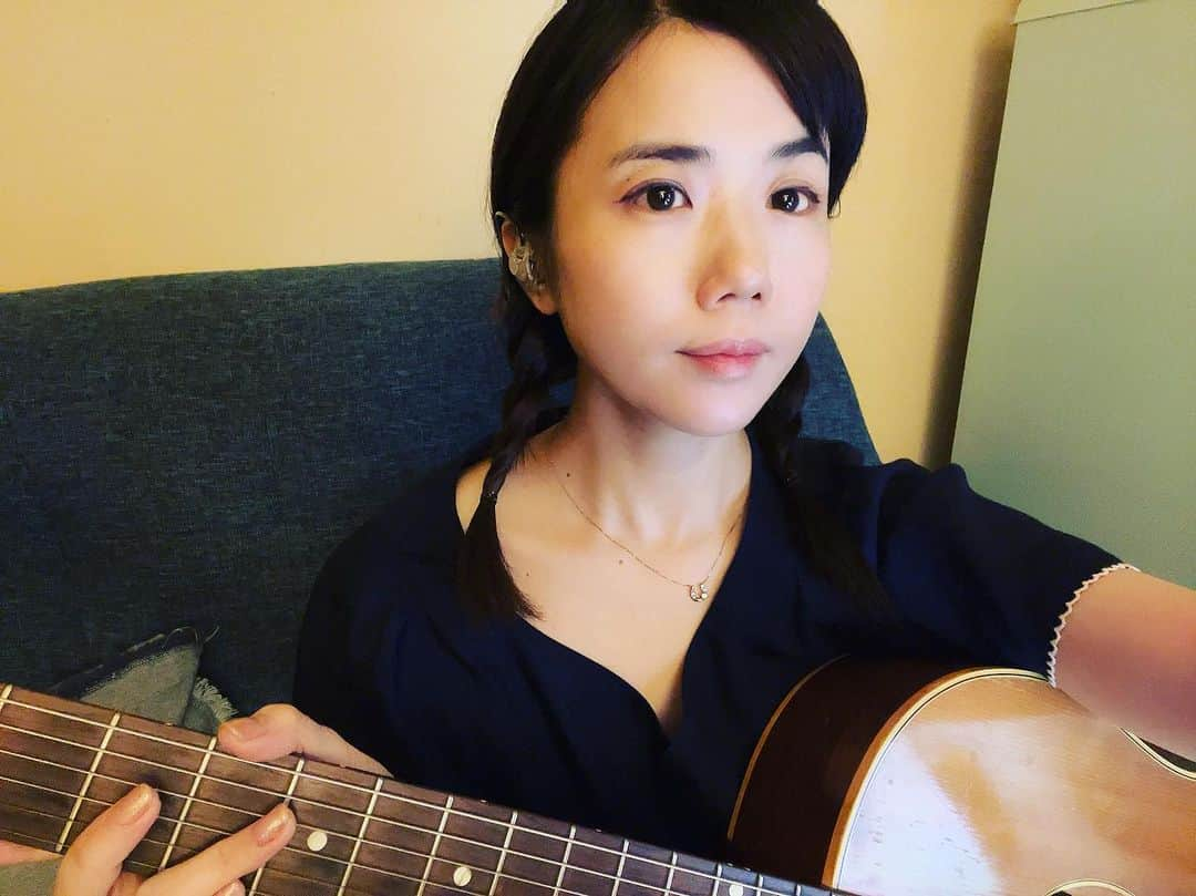 辻香織のインスタグラム：「新しいマイク🎙️を買って、 YouTube動画を撮ってみたり、17という配信サイトでの 生配信もスタートしました。  20周年ワンマンライブ(2023.11.11 ワンマンライブ)に 向けて、もう少し、わたしの存在も歌も広めていけるように...  がんばるつもりです😉⭐️✨  一日、一日を大切に。。。  10月は、 いろんなところに歌いに いきます。  お近くの方、 会いに来てくださいね。  #歌手  #シンガーソングライター  #20周年  #新しいことに挑戦  #17ライブ  #はじめました #辻香織」