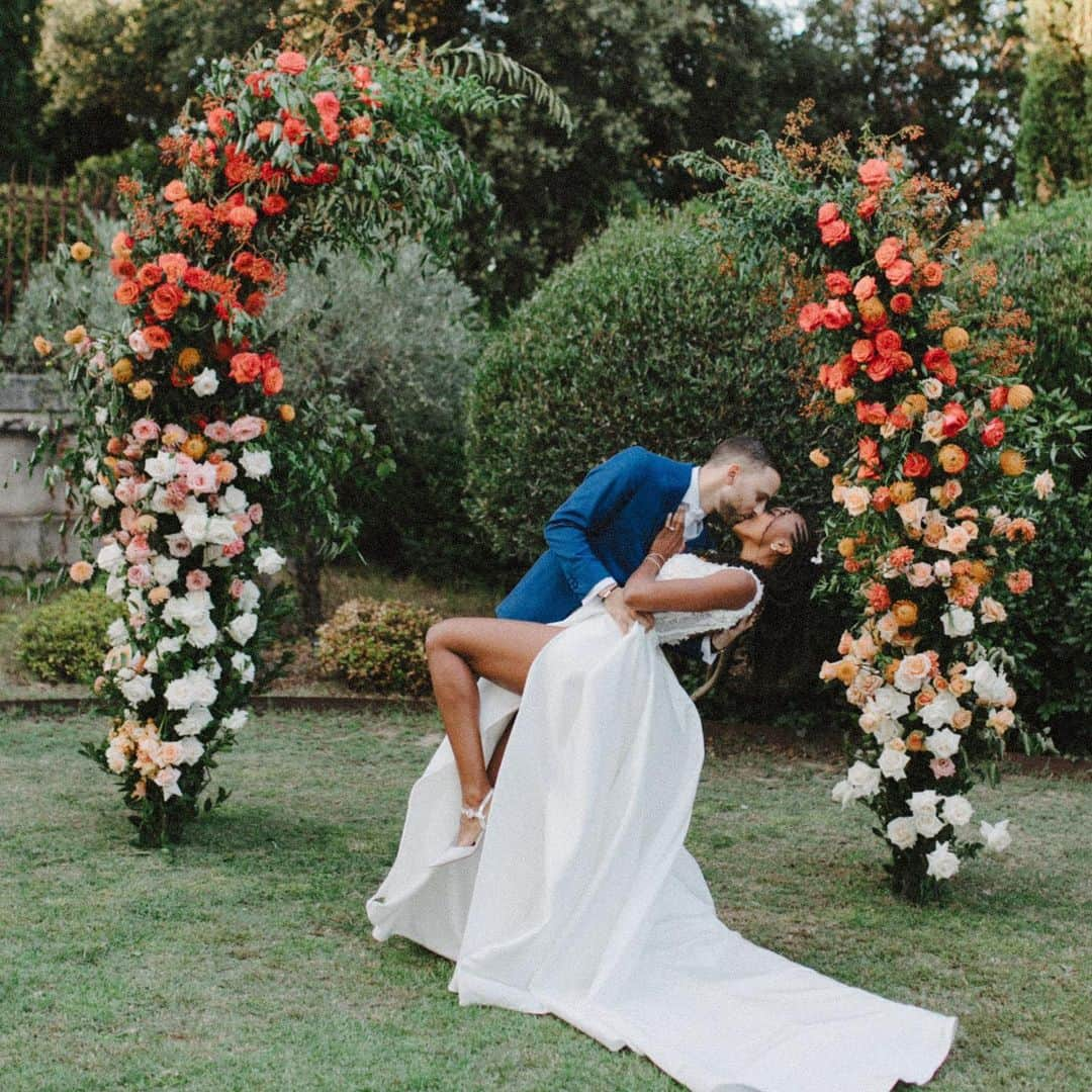 サラ・アチョのインスタグラム：「“Loved you yesterday, love you still, always have, always will.” 💍 #justmarried #mrandmrs #husbandandwife #TheJatchos  📸 @clarisseetjohan 🫶🏾 💐 @maryline.b_ 🥰 🤵🏻‍♂️ @arnaudjaquier12  👰🏾 @sarah_atcho」