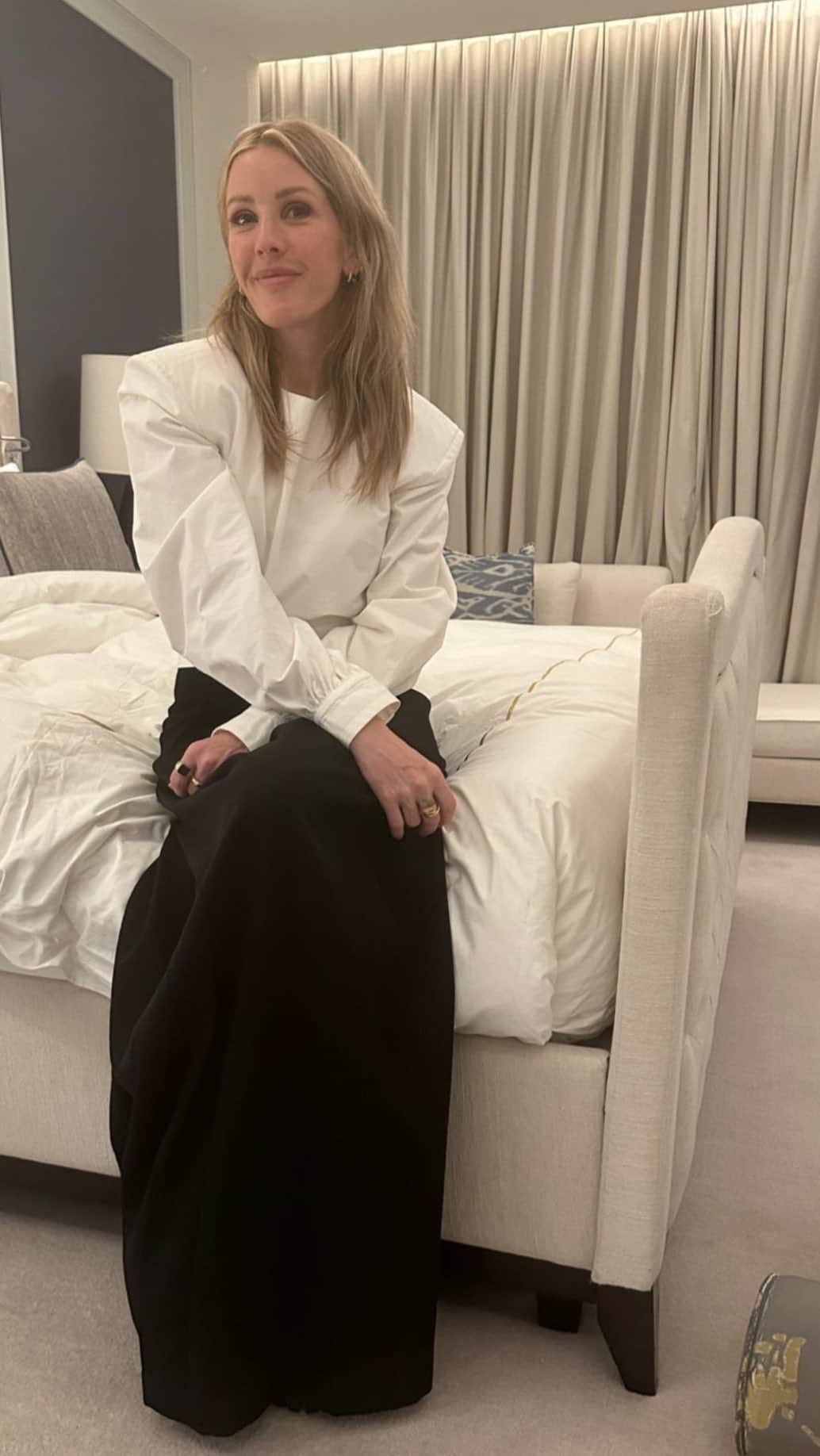 エリー・ゴールディングのインスタグラム：「As you guys might have seen, I’ve been away on climate and nature business recently… I really really dislike travelling away from my son and detest flying but someone’s got to do it (our PM isn’t) That means I’ve been viewing the UK’s action on climate through different eyes. And it’s bleak as f.  As you might also have spotted, UK Prime Minister Rishi Sunak has recently made some shocking and devastating announcements about our country’s climate policies. I normally like a mic drop but some of these are jaw droppingly bad 🫠🫣  Now we learn that the UK has given the granted permission to a huge offshore oil field, Rosebank, 80 miles west of beautiful Shetland. We are going in the wrong direction when we need to be making bold, brave decisions investing in a future on a healthy planet.   Meanwhile I have seen brave action on the Amazon from people with everything to lose in the Colombian Rainforest (more on that soon) and countries surging ahead on renewables.   Hundreds of companies, climate leaders, educators, scientists and politicians (from all sides) are horrified by Sunak’s roll back on green policies and the confusion he has created. I stand with them.   Internationally the UK was once seen as a leader when it came to taking action on the climate crisis. We were the first major economy to make our net zero goals law. We hosted COP26. We made promises to our young people that we would put their future first.   Net zero is a legal target where the UK has committed to reduce greenhouse gas emissions by 100% from 1990 levels by 2050. We do this over time with carefully-worked out policies. If protecting this beautiful planet for future generations isn’t enough of a ‘win’ for you, there are lots of other benefits too: like clean air which results in fewer hospitalised kids and warmer houses as we insulate our leaky homes. A green transition will save people money, create more jobs and ensure a stronger economy.   As many have pointed out, throwing away this chance of green change will cost us all, financially and environmentally.」