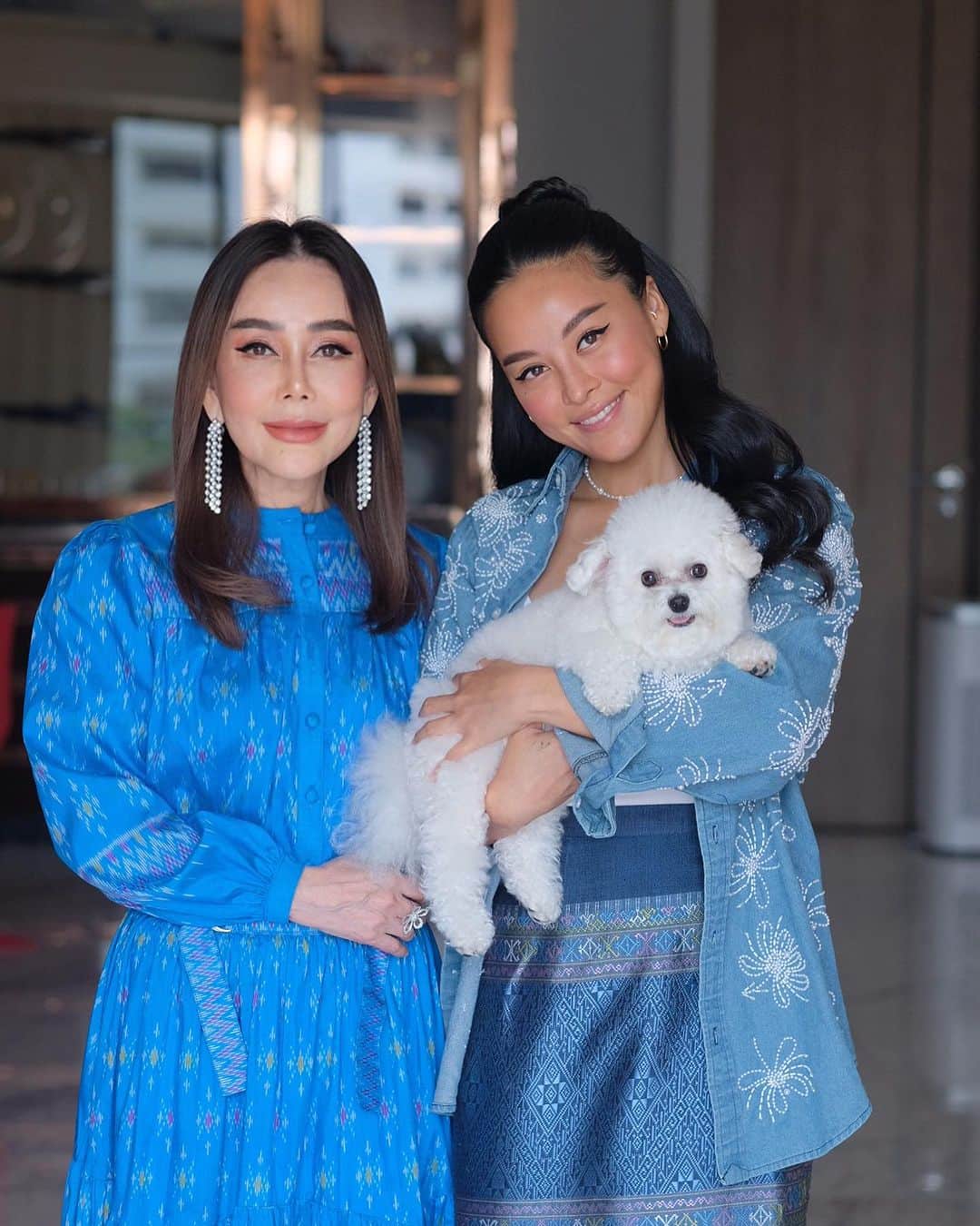 Amata Chittaseneeのインスタグラム：「Happy Birthday to my dearest mother 👵🏼 สุขสันต์วันเกิดพี่สาว รักที่สุด สุดที่รัก / ดีใจที่ได้เกิดมาเป็นลูกของแม่เพราะแม่คือให้ผู้ให้อย่างแท้จริง คนอะไรโคตรเก่ง โคตรสวย โคตรคนจริง โอ้ย โคตรรัก  - ขอบคุณที่สนับสนุนเราในทุกๆช่วงชีวิตเลยจริงๆ และไม่ได้เพียงแค่เรา เพราะแม่ดูแลหลายชีวิตมากๆ 🫶🏻 เลิฟยูนึมี้」