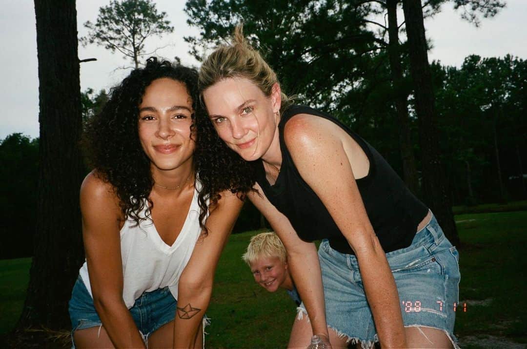 のインスタグラム：「Happpppy happy birthday to my best friend!!! Thanks for always being a phone call away (and answering 45 calls a day from me), for your humor, for being kind to everyone, for helping anyone at a moments notice and for my love of Taco Bell  We are all so lucky  I love you so much, twin!!!」