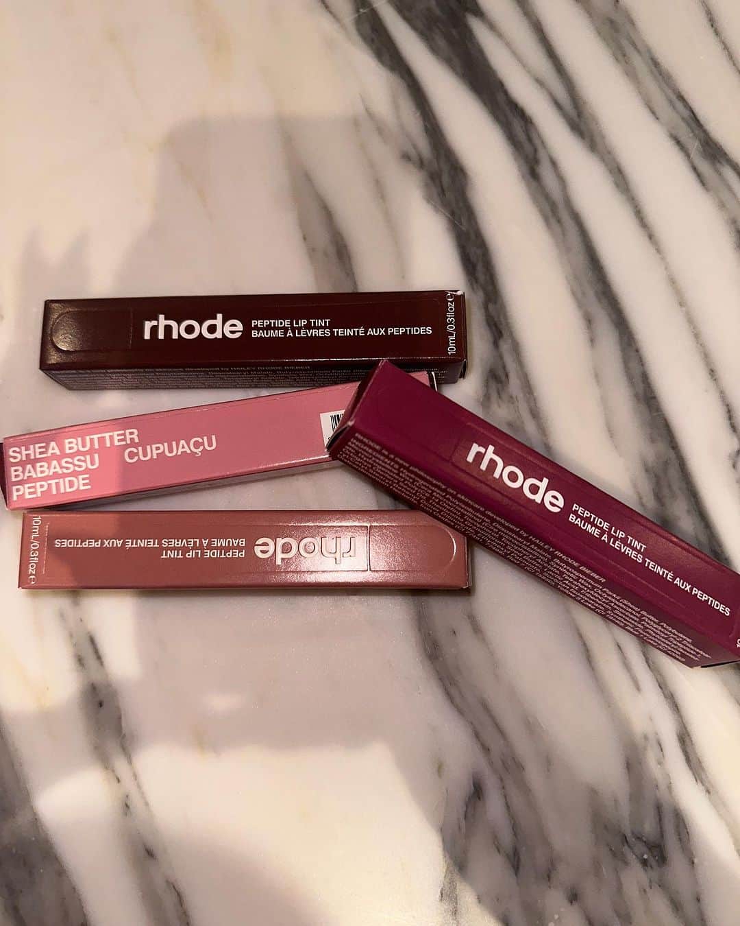 ハイレイ・ロード・ボールドウィンさんのインスタグラム写真 (ハイレイ・ロード・ボールドウィンInstagram)「PEPTIDE LIP TINTS coming tomorrow 9am