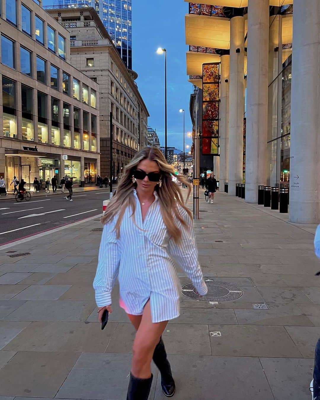 ルイザ・ジョンソンのインスタグラム：「City gurl 🌃 🌙 🕶」