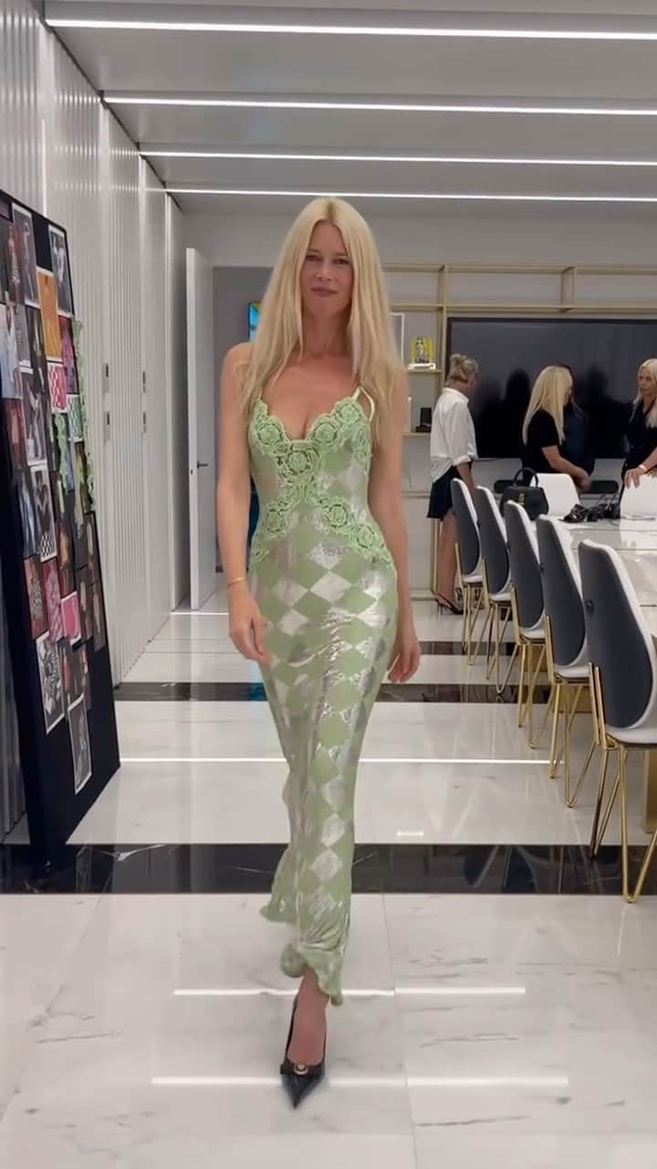 クラウディア・シファーのインスタグラム：「Fittings with @versace. Still not over this moment with @donatella_versace ✨」