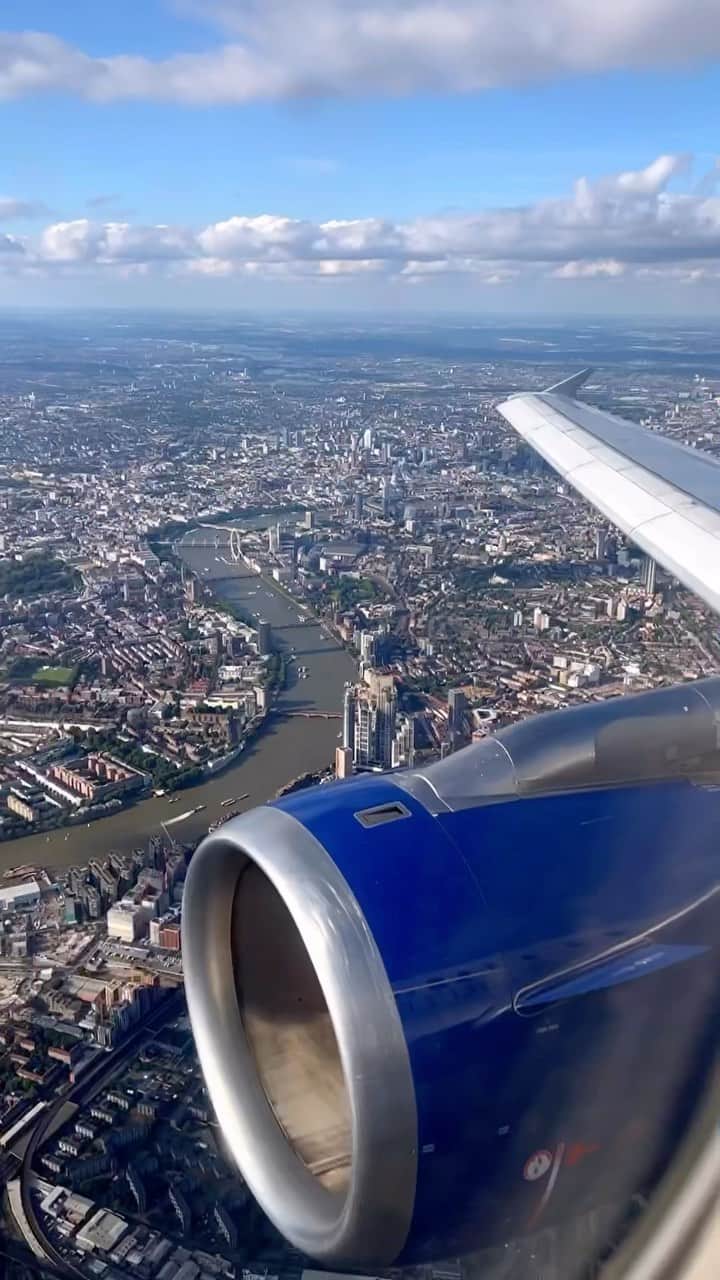 @LONDON | TAG #THISISLONDONのインスタグラム：「ad 🏖️ Are you planning your next holiday or adventure? Our go-to travel app is @KAYAK_UK. 🙌🏼 It scans hundreds of third-party booking sites for flights ✈️, hotels ✨ and car hire 🚗, to help you create the perfect getaway, at an amazing price. 🥰 Explore new destinations, travel savvy, save time, and have more money to spend when you arrive at your destination! 😉👍🏼 Make sure to download the KAYAK app before your next trip. 📱✈️❤️ #KAYAKTravellers  ___________________________________________  #thisislondon #lovelondon #london #londra #londonlife #londres #uk #visitlondon #british #🇬🇧 #whattodoinlondon #londonreviewed #cityoflondon #harrypotter #warnerbrosstudios #nottinghill #bigben #londoneye #westminster #londontravel #trafalgarsquare #naturalhistorymuseum #richmond #chinatown #coventgarden #oxfordstreet #coldplay」