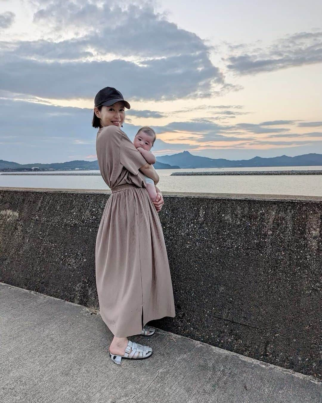 宇都宮まきさんのインスタグラム写真 - (宇都宮まきInstagram)「トミーズ雅さん(キューピッド👼ちゃん)の海の家の前の海の夕陽が綺麗でした🌊💃🕺👨‍👩‍👦‍👦🏄‍♀️👙⛱ 袖が濡れていたので海のしぶきかな？と思ったらよだれでした👶🖕🖕🖕🖕🖕」9月28日 1時31分 - utsunomiyamaki