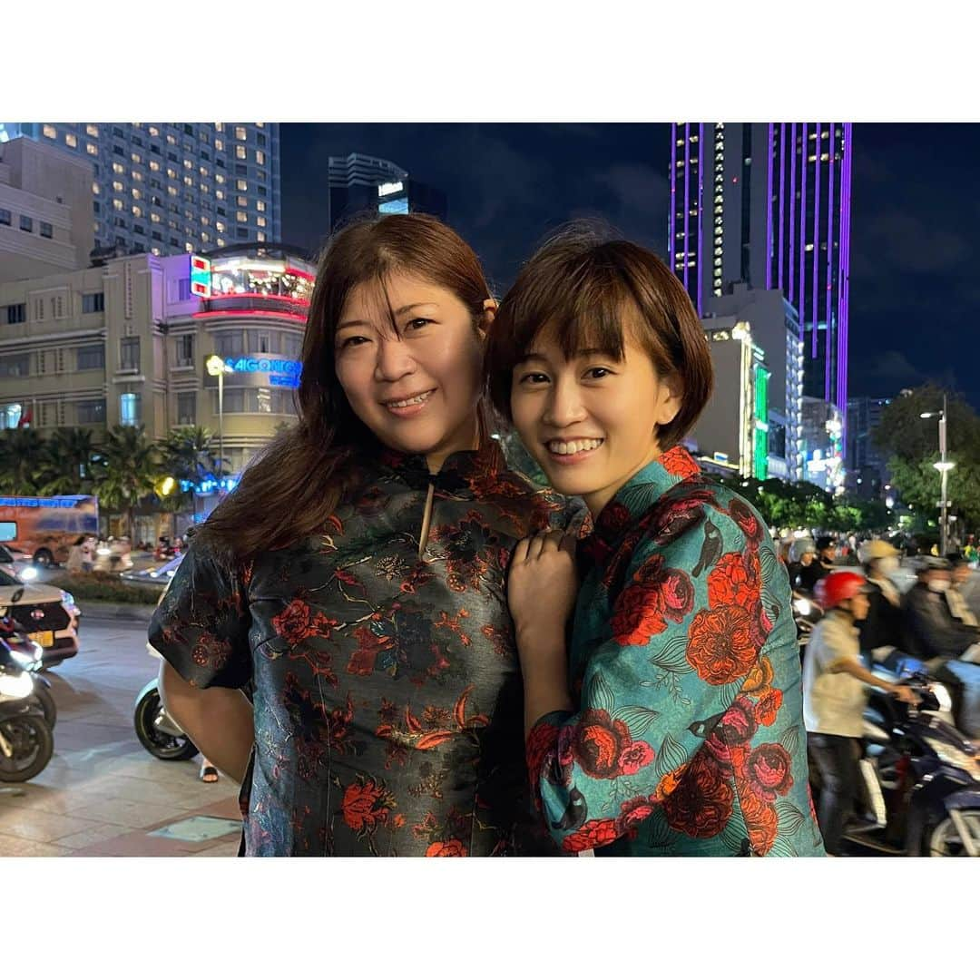 前田敦子さんのインスタグラム写真 - (前田敦子Instagram)「. ベトナム・ホーチミンにて2日間行われた 日越外交関係樹立50周年記念事業 ～JAPAN TREND FESTIVAL2023〜 に参加させていただきました。  ベトナムで初のファンミーティングという素敵なイベントも開催していただき、時間と人数に限りがあったのですが沢山の方が来てくださったそうで本当にびっくりしました！10年以上好きでいてくれた方達ばかりでやっと会えたねって初めて直接お話しできて、もう感無量😭本当にみんな可愛かった。。 あと最後に必ず、一番に貴方の幸せをっていますという美しい言葉をかけてくれる心の美しい皆さんにとても感動しました。 また必ず会いましょうね！ 写真は皆さんから許可をもらったので☺︎  イベント一日目のベトナムの民族服アオザイは@kito_hochiminh さんでオーダーメイドで作っていただきました👏 可愛い沢山の生地から選んで、 形も全て自分の好みに作ってくれます！ 個人的なお土産もここで買いました☺︎ ベトナムに行く際は是非行ってみてね！ こんな素敵な機会をいただき本当にありがとうございました。 来年以降もベトナムでジャパントレンドフェスディバル開催されますように☺️もう一つの衣装はまた載せます！」9月28日 1時35分 - atsuko_maeda_official