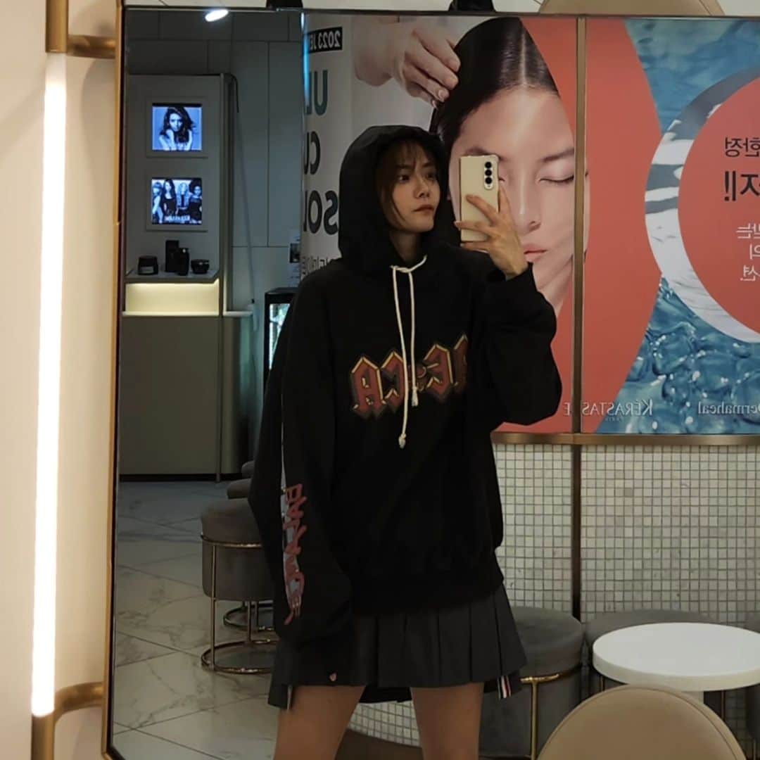 ユ・ハナのインスタグラム：「미루고 미룬 눈썹 타투 리터치를 하고 집에와서 간만에 갈매기소리 듣고 엄마얼굴이 왜그러냐 소리듣고🤣  몇일간은 눈썹까지 나온 제 얼굴 볼일이 없으실거에요🙈  다행이다아 담주에 '이염시트' 라 세탁실보여드림 되니까는😁  낼 연휴라 늦게자고싶네..😝」