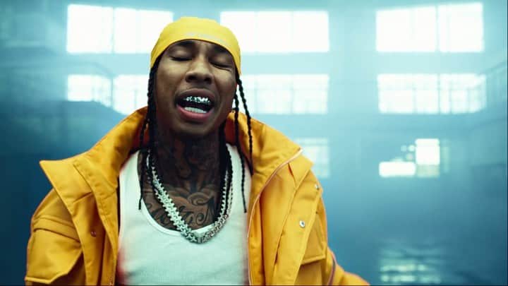 タイガのインスタグラム：「Spent 150 on the prezzy n it’s Brand New🔥🔥🔥🔥 video out now @liltunechi @yg」