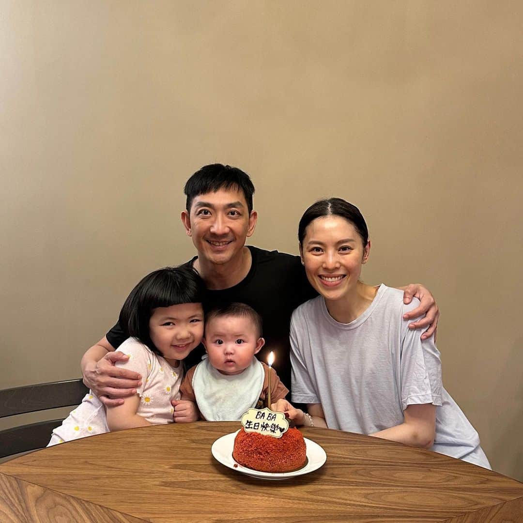 サム・リーのインスタグラム：「我問媽媽呢張相應該寫咩好？冇理由我寫返祝自己生日快樂㗎😂😂😂 #連生日快樂都要自己祝自己 #我真係好可憐😭😭😭」