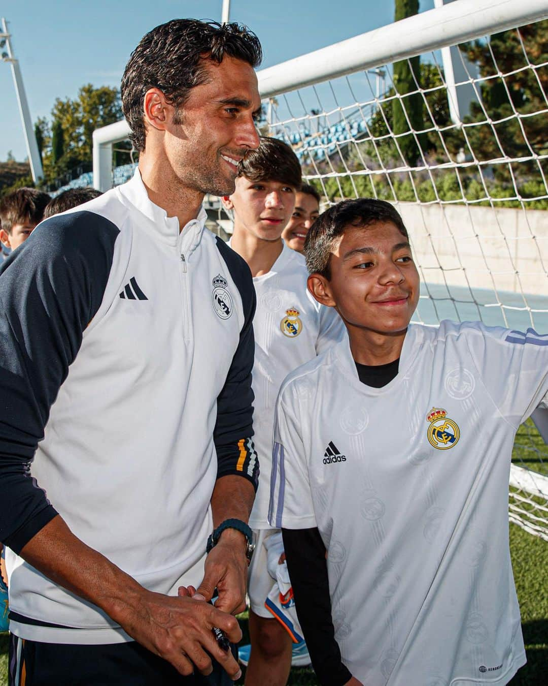 アルバロ・アルベロアのインスタグラム：「🙌 ¡@Arbeloa saludó a los participantes de uno de nuestros clínics!  ⚽ Más de 50 niños se entrenan esta semana en la Ciudad Real Madrid con el apoyo de @WakatakeGroup  #FundaciónRM | @realmadridacademy」