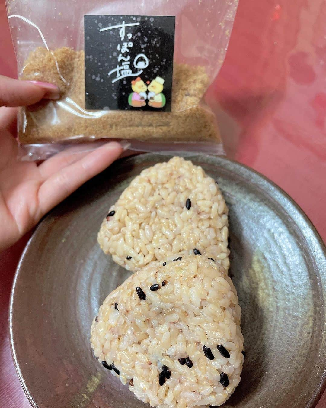 福井柑奈さんのインスタグラム写真 - (福井柑奈Instagram)「定期的にすっぽんを食しますが、、、 今回は『すっぽん塩〜🧂🐢』 by すっぽん家族  すっぽんの出汁✖️昆布出汁 水分をじっくりとばして完成🐢✨ すっぽんの旨みをギュッと閉じ込めてくれてます🙆‍♀️ミネラルたっぷり  まずは安定のおにぎりに入れて 食べたよ🍙💕 ご飯はもちろん五穀米🍚 ちょーーー健康じゃーーーん🥹✊ お肉とかサラダに入れてもいいよね🥗  すっぽんの香りがするわけではなくて香ばしい香りがするよ◎ だからまだデビューしてない方おすすめ🐢  お取り寄せ塩🧂でした〜✊ 楽天で買えます❣️  PR @supponkazoku_official #すっぽん家族 #すっぽん塩 #塩 #調味料 #通販グルメ　 #すっぽん #スッポン #ミネラル #お取り寄せ #健康飲食 #健康オタク #instagood #instadaily #instalove #love #loveislove #loveyourself #igers #igdaily #japanese #japan #japanesegirl #selflove #selfie #followme」9月28日 15時50分 - kanna_fukui