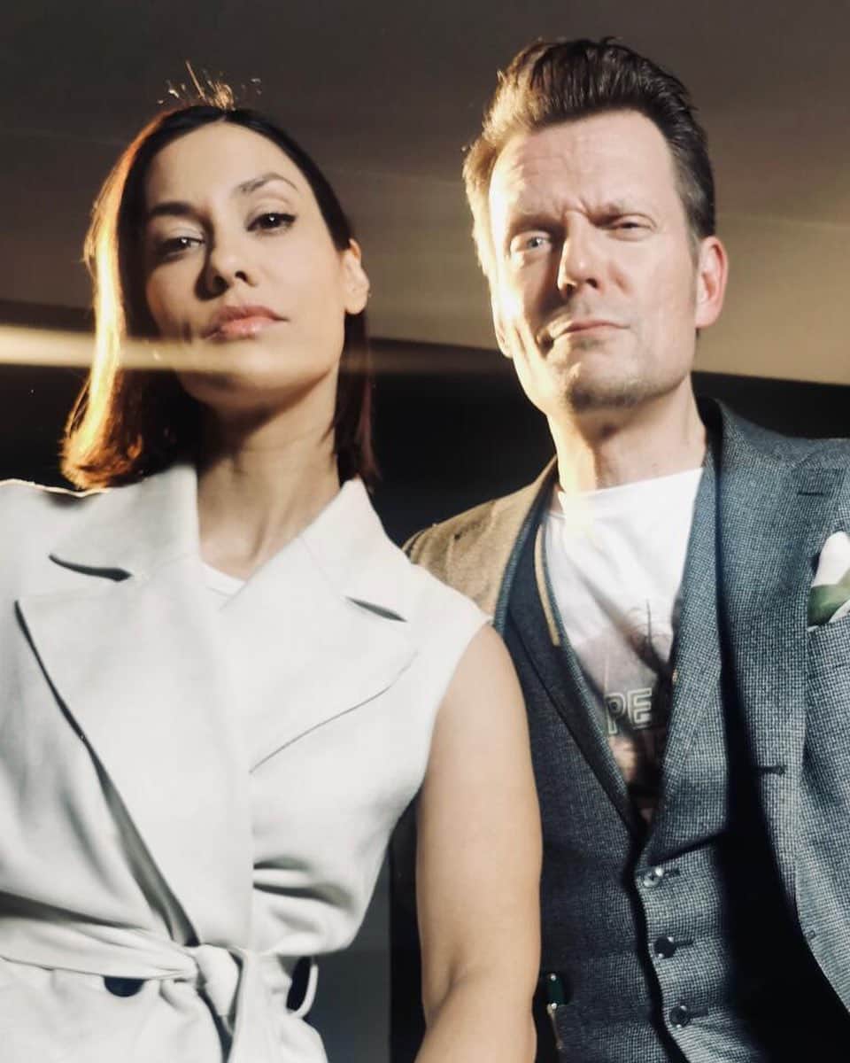 ジャニナ・ガヴァンカーのインスタグラム：「I can finally tell you that I’m playing Agent Kiran Estevez in @alanwakeofficial ! This one has been hard to keep a secret. I’ve been a fan of @remedygames work, 100%ing their games for years.  Getting to work on Alan Wake 2 has now made me a fan of @samlakewrites - who has proved to be a wonderful artist and friend.」