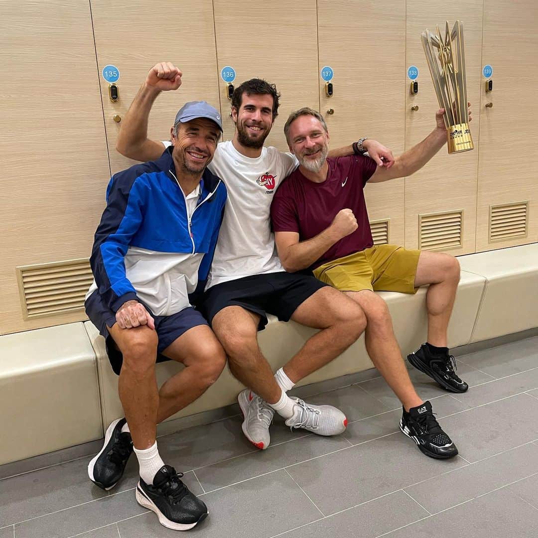 カレン・ハチャノフのインスタグラム：「This is team work💪🏻🏆🍾  Thank you Zhuhai for amazing support🙌🏻🇨🇳」