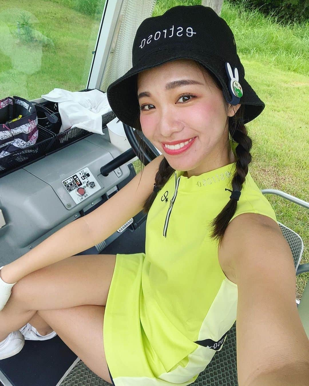 藤森マリナさんのインスタグラム写真 - (藤森マリナInstagram)「🍋💛⛳️🐤 ⠀ ⠀ ⠀ 100切り企画が終わったら こいつゴルフ飽きたな？ 筋トレも最近さぼってるな？ と思ってた🥺？ ⠀ ⠀ ⠀ ちがうねん おそらく"ぎっくり背中"というものに なってしまって何もできなかった😢 日頃の姿勢や片足体重の癖 スマホのしすぎによるストレートネック それに合わせて 100切りのためにゴルフの練習 しすぎたせいもあるみたいで 左肩甲骨あたりの筋肉が損傷して 肉離れみたいな状態に💦 ゴルフ熱は冷めてませんよ🫶🏻  ⠀ ⠀ ⠀  ウェア▶︎ @estroso_official  ⠀ ⠀ ⠀ レモンイエローのワンピース 目立つしかたち綺麗だし最高💛 ただ間違えて小さいサイズ頼んじゃって 丈が足りてないので 下にスカート履いてるんだけど 後半の写真は試着しないでそのまま ゴルフ場に持って行ったから まさか丈が足りないとは思わず チョンチョンでプレーしたときの😂🤫 #安心してください履いてますよ  ⠀ ⠀ ⠀  ⠀ ⠀ ⠀  ㅤㅤ#estroso#エストロッソ #golfstagram#golfwear#golf女子#golfswing#golfislife#golfgirl#ゴルフ女子#ゴルフウェア#ゴルフコーデ#ゴルフ初心者#バケハコーデ#モックネック#まりなはんのゴルフ記録#100切りゴルフ#茨木国際ゴルフ倶楽部#オレンジシガカントリークラブ#関西ゴルフ女子#ゴルフスイング#ゴルフ好きな人と繋がりたい#pr#まりなはんのゴルフ記録」9月28日 1時48分 - maaarina0806