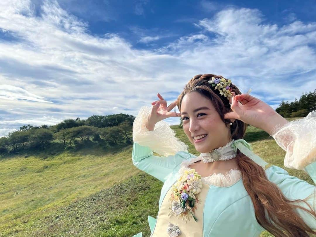 山本美月（スタッフ）のインスタグラム：「Netflix映画『赤ずきん、旅の途中で死体と出会う。』皆さま観ていただけたでしょうか？？🫣  なんと！！  日本で週間映画Top10で1位！  世界51の国と地域で週間映画TOP10入り！  Netflixの週間グローバルTop10（非英語映画）で日本映画初の1位！  を獲得しました！ 観てくださった皆さま、ありがとうございます💫  まだチェックしていないという方は今からでもぜひ👀 そして何回観ていただいても楽しめるので、 沢山観て感想頂けたら嬉しいです！  以前あげたものとは、 また違ったアングルでオフショットをお届けです🫶  #山本美月　#山本美月スタッフ  #赤ずきん旅の途中で死体と出会う  #onceuponacrime  #netflix」