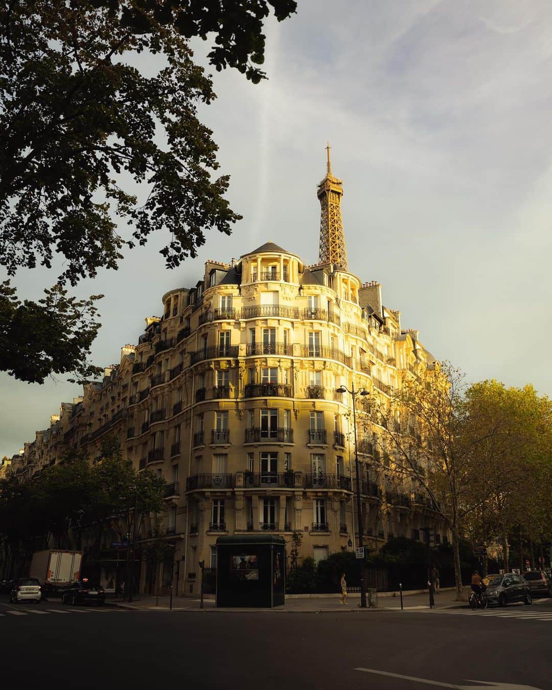 山中海輝のインスタグラム：「コーヒー片手に迎えた、最初の朝 #parís #parifashionweek」