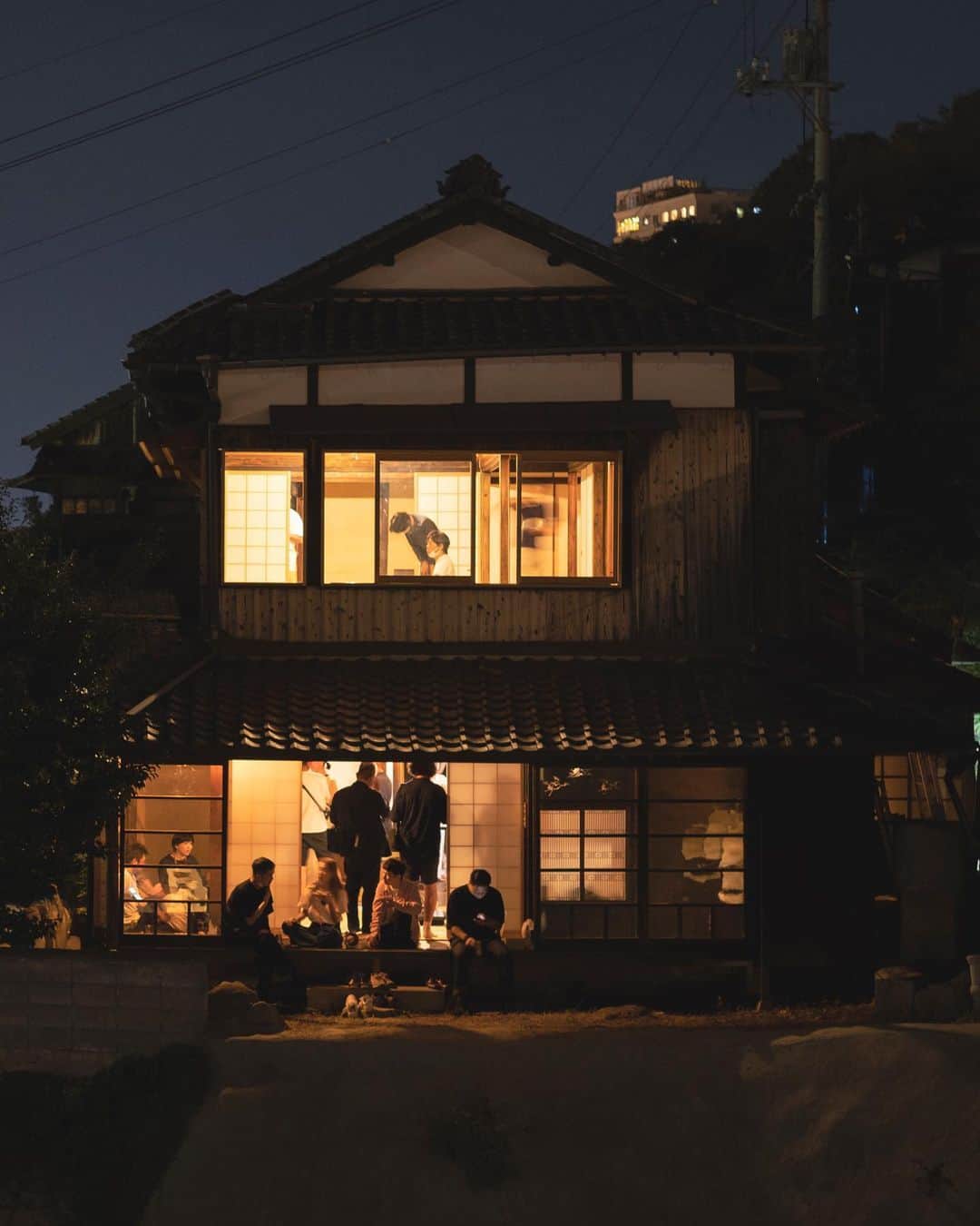 ELLE DECOR JAPANのインスタグラム：「スキーマ建築計画が手がけた広島県尾道市の国際交流の新拠点「LLOVE HOUSE」にて、サンダー・ワッシンクによる展覧会が開催中！  古き良き建物が建ち並び、瀬戸内海の穏やかな風景が美しい尾道。この地で出会った一軒の家に魅了された建築家の長坂常は、世界中から訪れたさまざまなクリエイターが暮らしながら交流する拠点「LLOVE HOUSE ONOMICHI」を昨年オープンした。  今回の展覧会は、オランダ出身の現代アート作家サンダー・ワッシンクが、日本に拠点を移してからの3年間を共有するもの。アート書籍の出版社Rondandeが制作中のサンダー・ワッシンクの10年間の作品を網羅した本の制作プロセスを公開するほか、彼に影響を与えた写真家、伊丹豪氏の写真集も販売されている。  人々が繋がり、アイデアを交換し、インスピレーションを与えてくれる「LLOVE HOUSE ONOMICHI」にぜひ訪れてみて。  『Just Visiting by Sander Wassink with Rondade and Go Itami 』 📆〜10月1日 🕑11:00〜20:00 📍LLOVE HOUSE ONOMICHI 〒722-0033 広島県尾道市東土堂町8−28  #尾道 #LLOVEHOUSE #LLOVEHOUSEONOMICHI #SanderWassink #スキーマ建築計画 #瀬戸内海 #アート #リノベーション #古民家改修 #長坂常 #jonagasaka」
