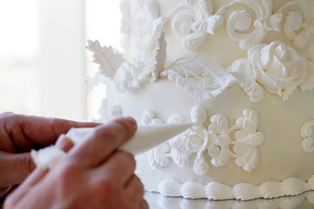 東京會舘本舘ウエディングさんのインスタグラム写真 - (東京會舘本舘ウエディングInstagram)「@tokyokaikan_wedding .——————————. * 繊細なデザインが美しいウエディングケーキ。  職人の手によって丁寧に作られた 美しいケーキは見る人の目と心を奪います。 * ——————————. #東京會舘 #tokyo #関東花嫁 #weddingdress #東京花嫁 #wedding #dress #ウェディングドレス #プレ花嫁 #卒花 #結婚式場 #日本中のプレ花嫁さんと繋がりたい #結婚式準備 #ウェディングレポ #ブライダルフェア #チャペル #結婚式 #パーティ #披露宴 #weddingparty #結婚式場探し #大正ロマン #ウェディング #式場探し #式場見学 #職人 #パティシエ #ウェディングケーキ #ケーキ入刀 #ファーストバイト」9月27日 17時00分 - tokyokaikan_wedding