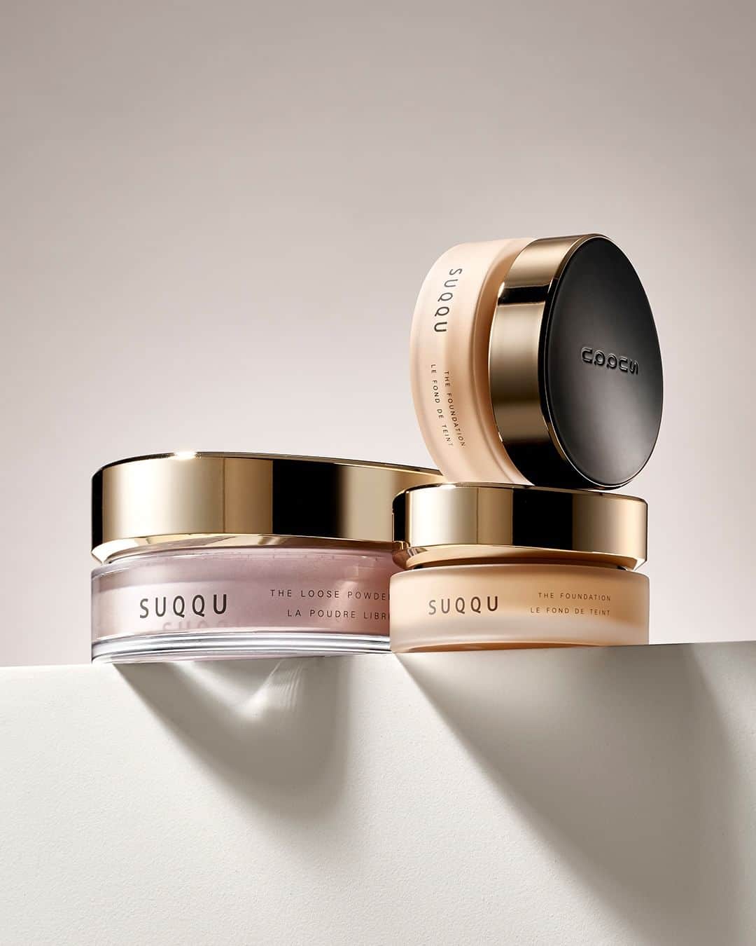 SUQQU公式Instgramアカウントのインスタグラム：「The most luxurious base makeup items in SUQQU's history. For the foundation that is achieved comfortably through a mesmerizing and rich glow, use the feathery finishing powder. It beautifully blends with foundation and sebum as time passes to give a polished look.  THE FOUNDATION THE LOOSE POWDER  SUQQU史上最高にラグジュアリーなベースメイクアイテム。 うっとりとなめらかで、端正な満ちる艶のファンデーションには、透き通る薄衣のようなルースパウダーを。 素肌やファンデーションの美しさを活かしつつ、毛穴や小ジワはソフトフォーカスし、つるんと輝く肌へ。時間の経過とともにファンデーションや皮脂と美しくなじみ、端正に整えます。  ザ ファンデーション ザ ルース パウダー  #SUQQU #スック #jbeauty #cosmetics #SUQQU20th #SUQQUbasemakeup #ザファンデーション #ザルースパウダー #basemake #foundation #powder #新商品 #newproducts」
