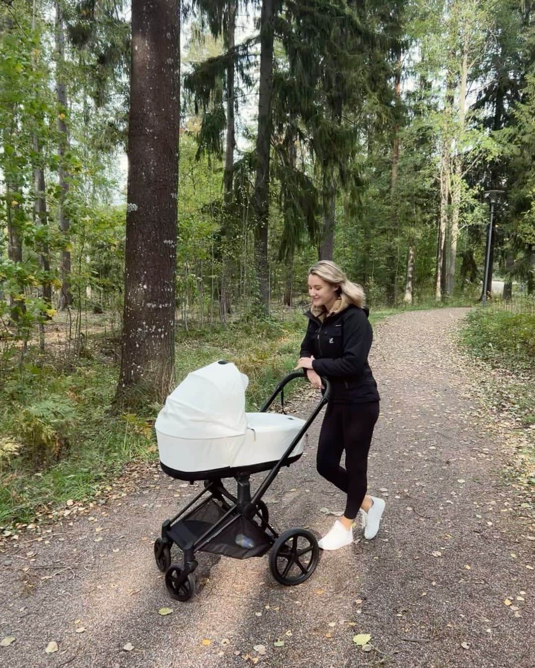 ベアータ・パップのインスタグラム：「Yhteistyö: @wauvakauppa @cybex_global   Jee! Tätä oon odottanut!  Päästiin korkkaamaan meidän täydellisen kauniit uudet Cybex Priam- rattaat. 😍  Oon kuolannut näitä koko raskauden ja halusin ehdottomasti nämä rattaat tälle vauvalle. 💭  Väriksi valittiin puhdas valkoinen ja matta musta runko. 🤍  Kirsikka kakun päällä on tämä seisomalauta, jonka saa helposti kiinnitettyä runkoon. K tykästyi heti ja pysyi kiltisti koko matkan kyydissä - jatkoon! 🙏🏼   Vaunuttelu vuosi alkakoon. 👶🏼💛」