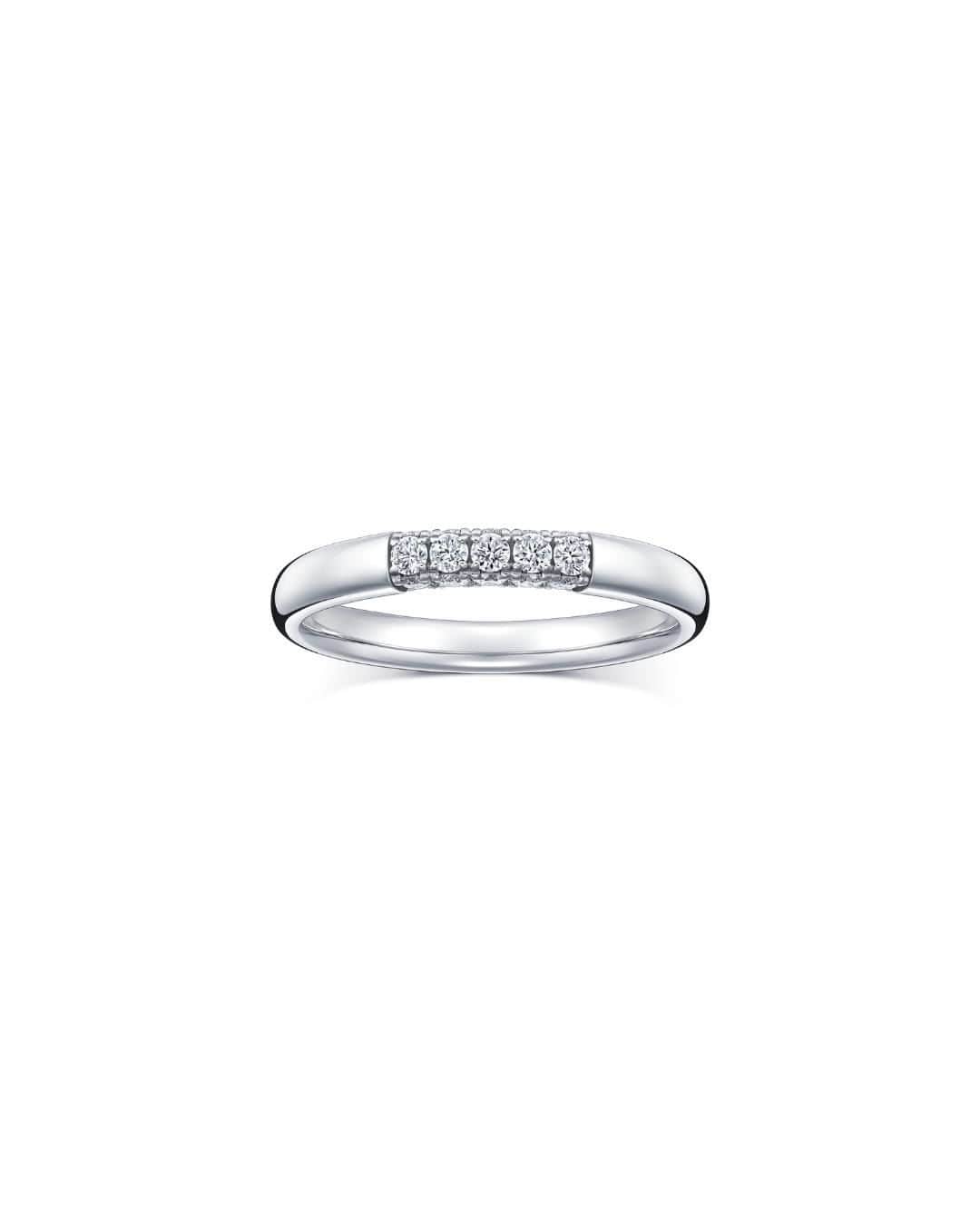 ラザール ダイヤモンド ブティック公式 | 婚約・結婚指輪さんのインスタグラム写真 - (ラザール ダイヤモンド ブティック公式 | 婚約・結婚指輪Instagram)「「着けている方が気持ちよい」ほど、 ずっと着けていたくなる心地よいフィット感を実践した ラザール ダイヤモンドのブライダルリング。  ありのままの自分でいることを肯定してくれるような装着感は 指もとにポジティブなオーラを宿してくれる。  ＜結婚指輪＞THREE SIDE  #lazarediamond #ラザールダイヤモンド #結婚指輪 #マリッジリング #NEWYORK #NYC #ダイヤモンド #ダイヤモンドリング #ブライダルリング #ブライダルリング専門店」9月27日 17時00分 - lazarediamond_boutique